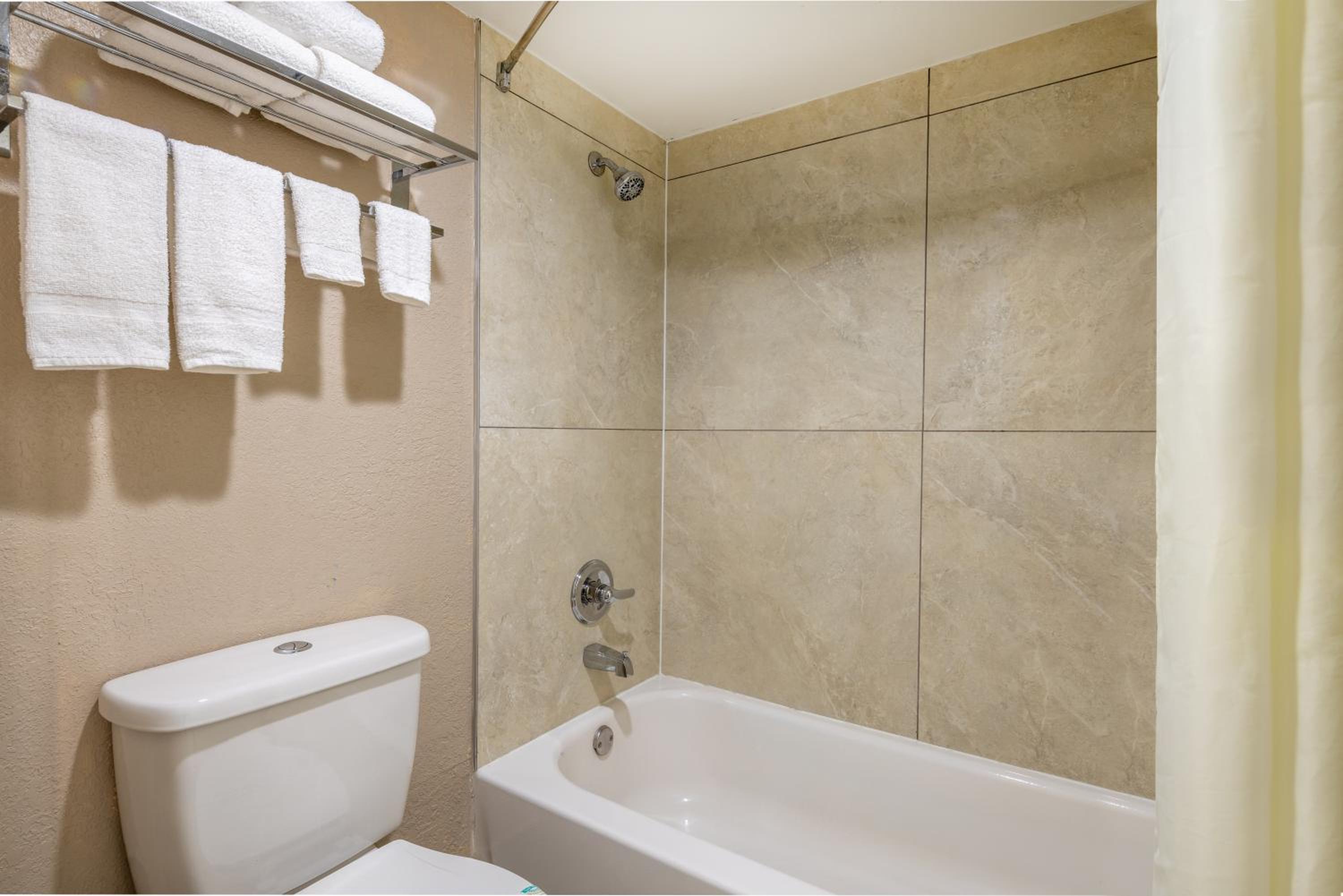 Double Room with Two Double Beds - Non-Smoking - Photo 2