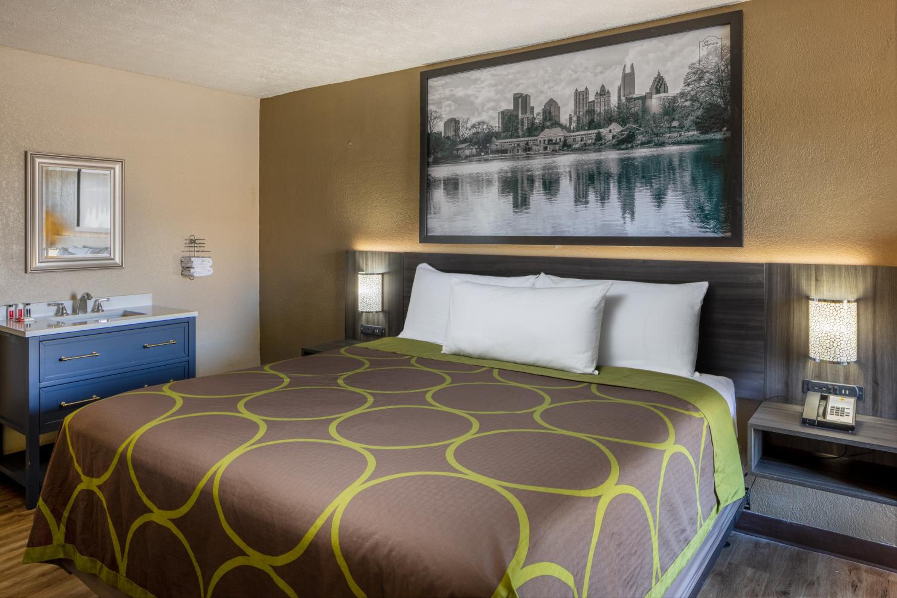 1 King Bed, Mobility Accessible Room, Roll-In Shower, Non-Smoking - Photo 4
