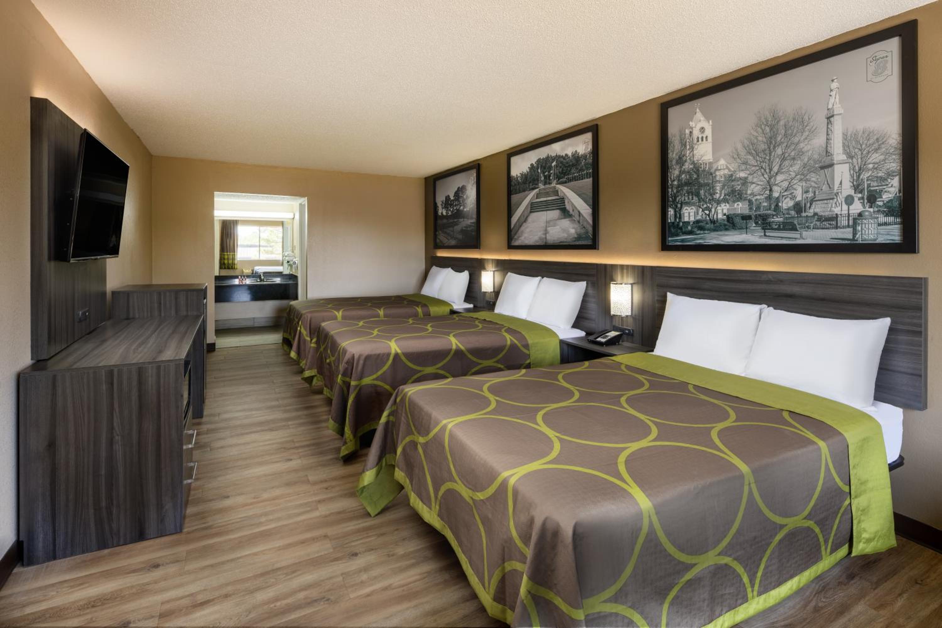 3 Double Beds, Family Room, Non-Smoking - Photo 3