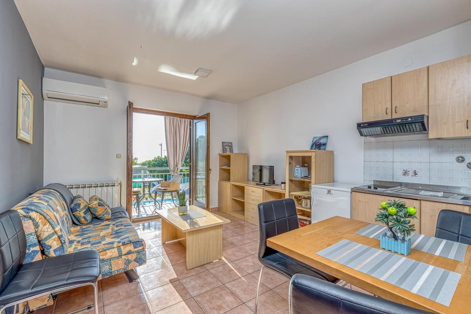 Apartment with Sea View - Photo 7