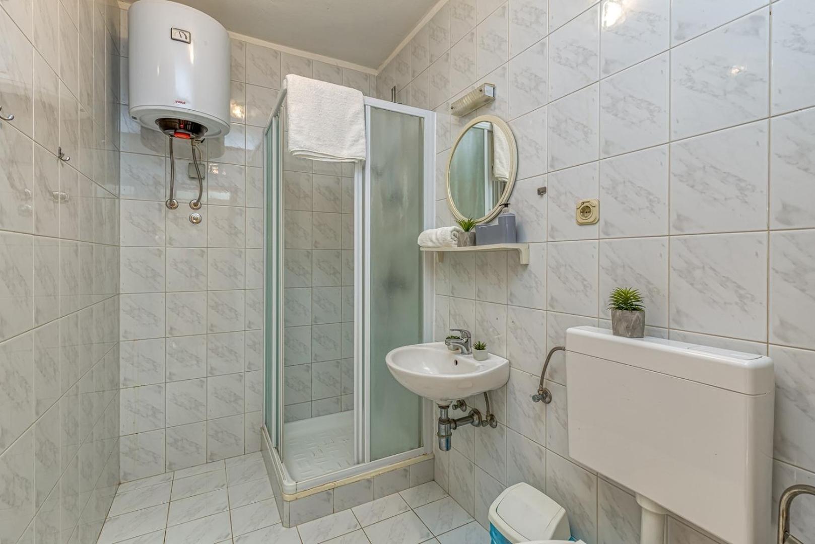 Apartment with Balcony - Photo 4