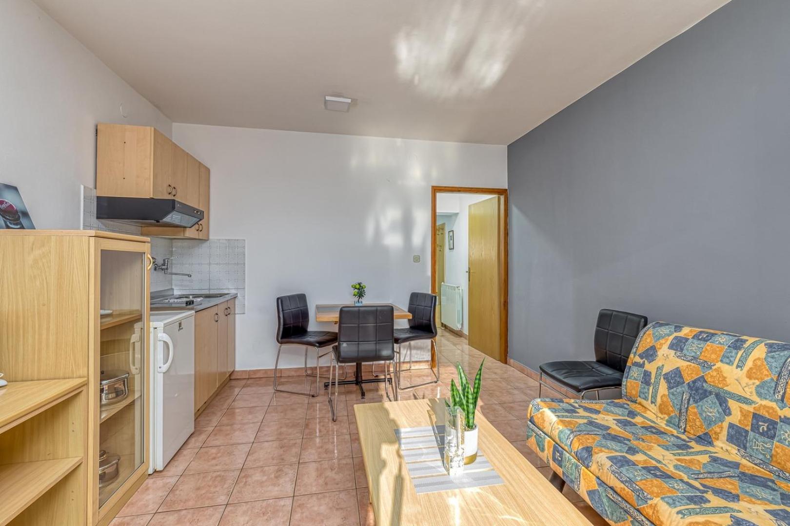 Apartment with Balcony - Photo 7