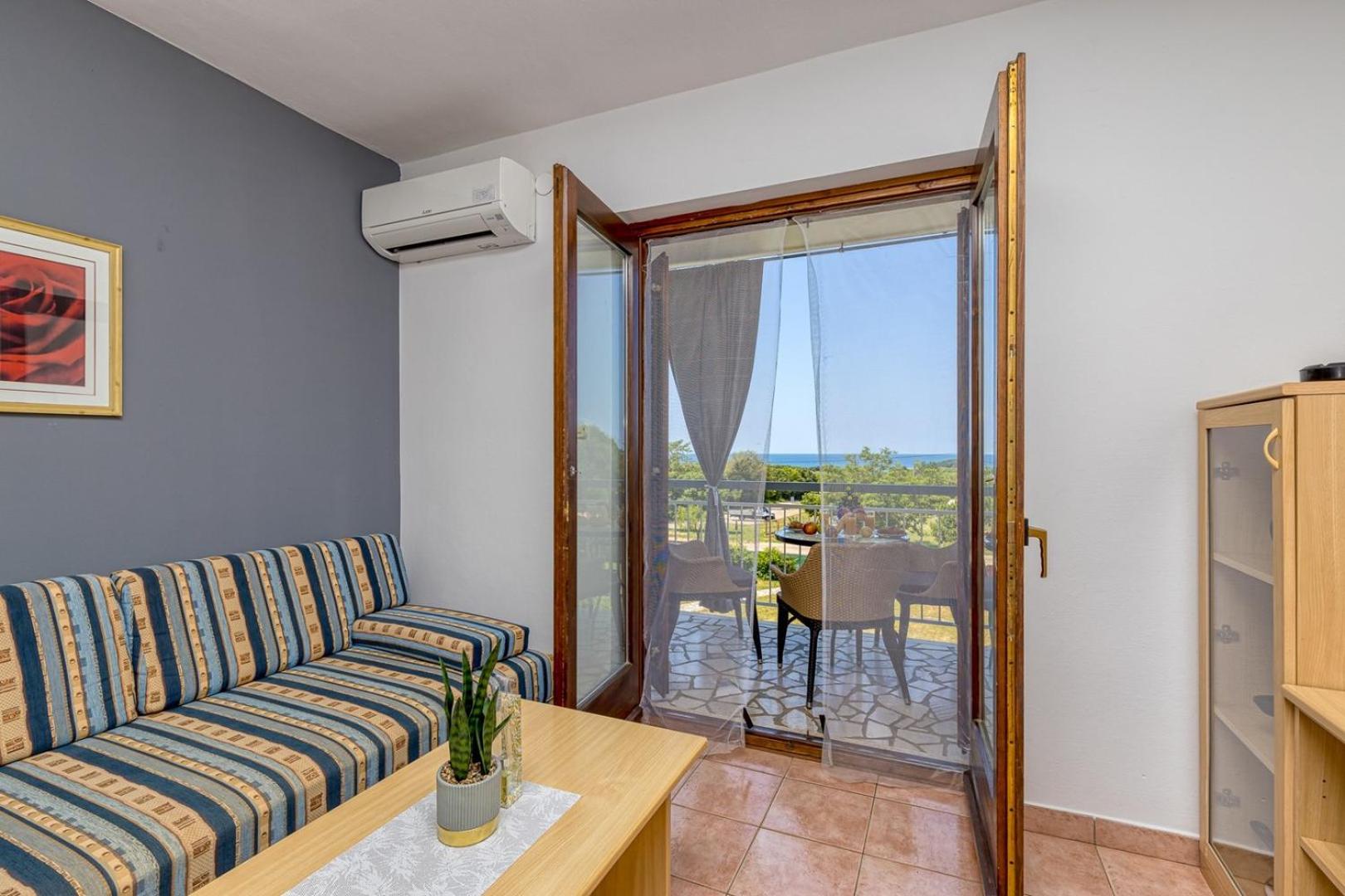 Apartment with Balcony - Photo 10