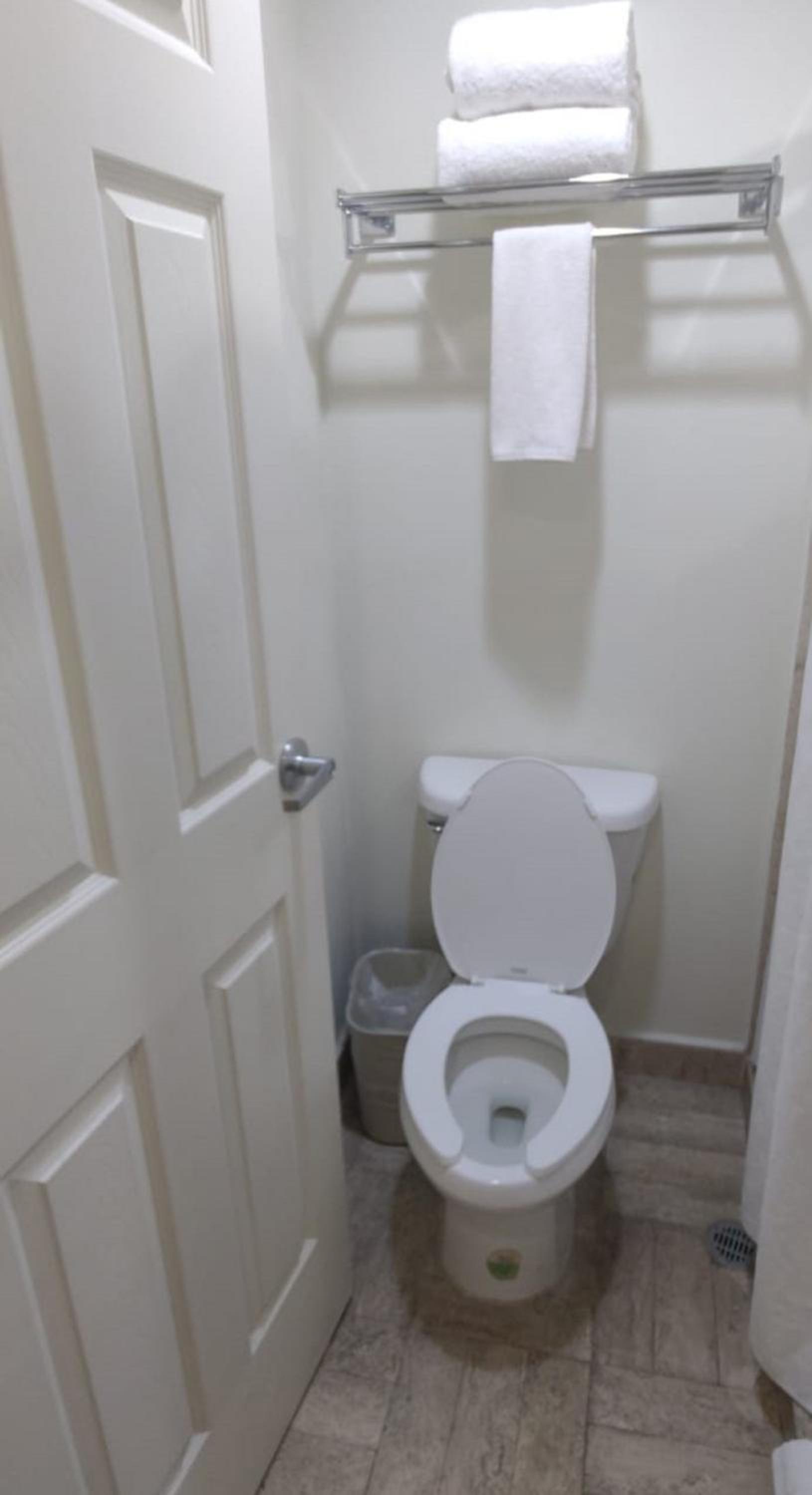 King Room - Non-Smoking - Photo 4