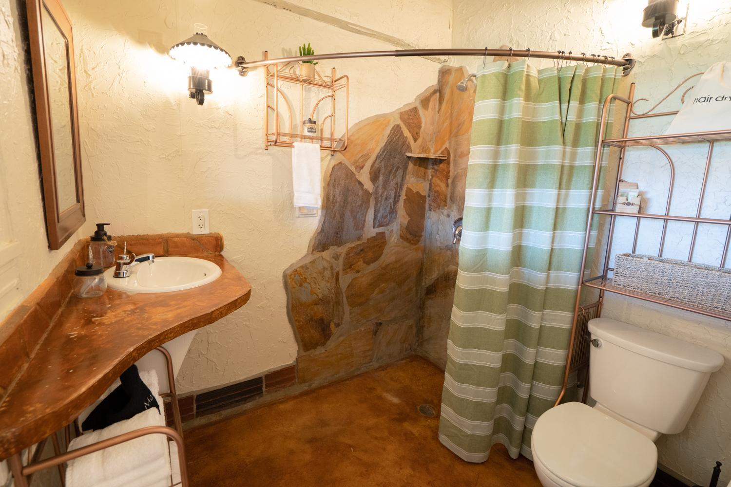Queen Room photo 2