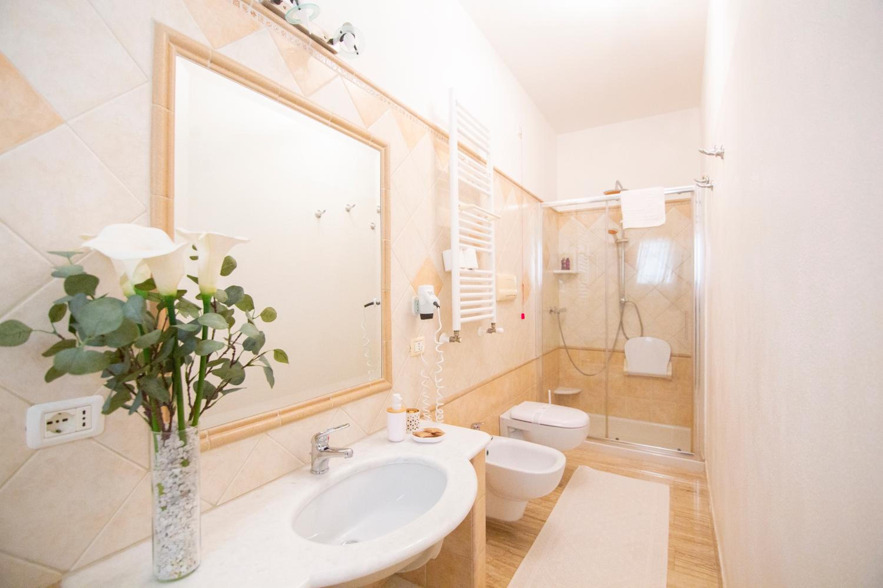 Double Room with Balcony and Sea View - Photo 5