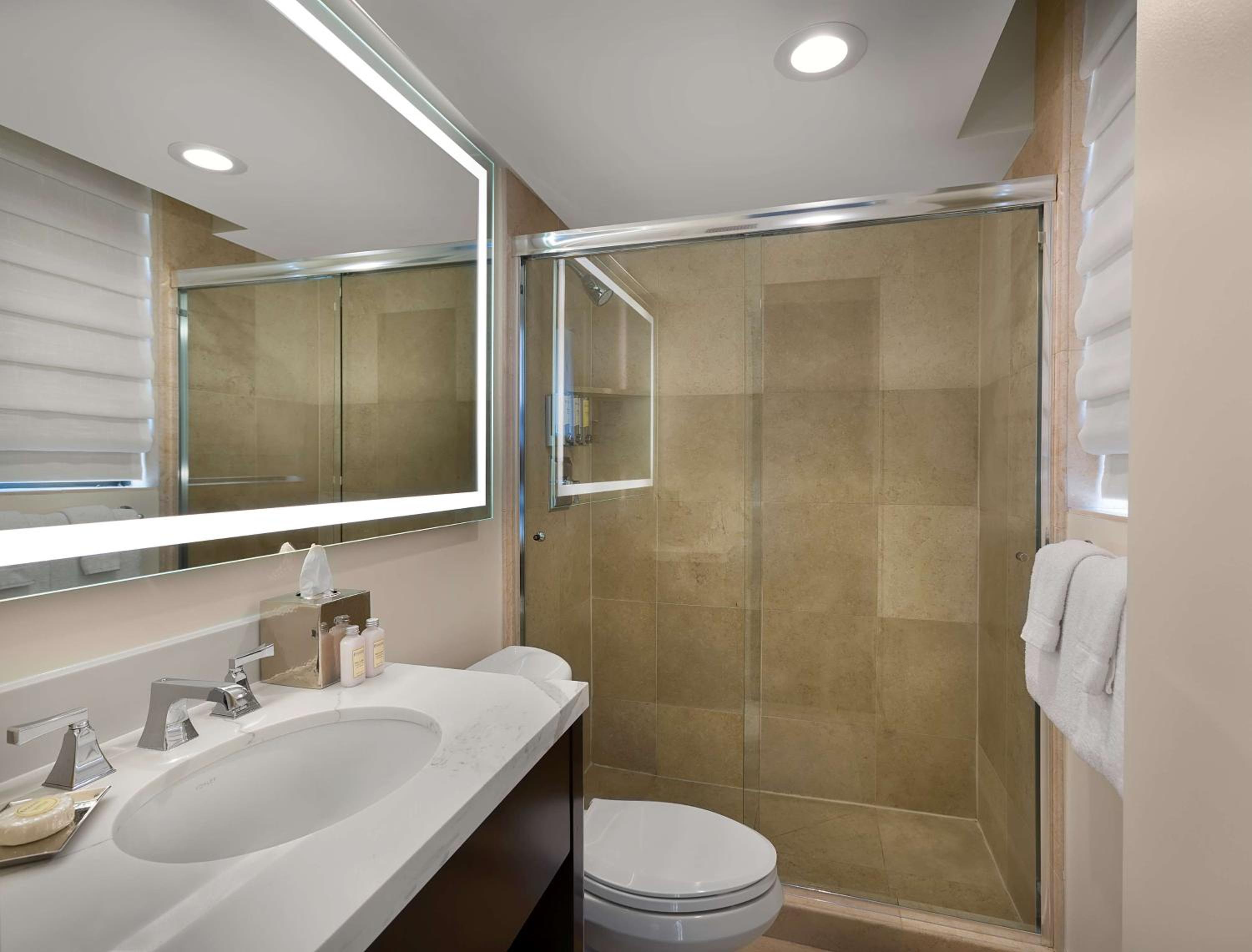 Chase One Bedroom Suite- Queen - Photo 3