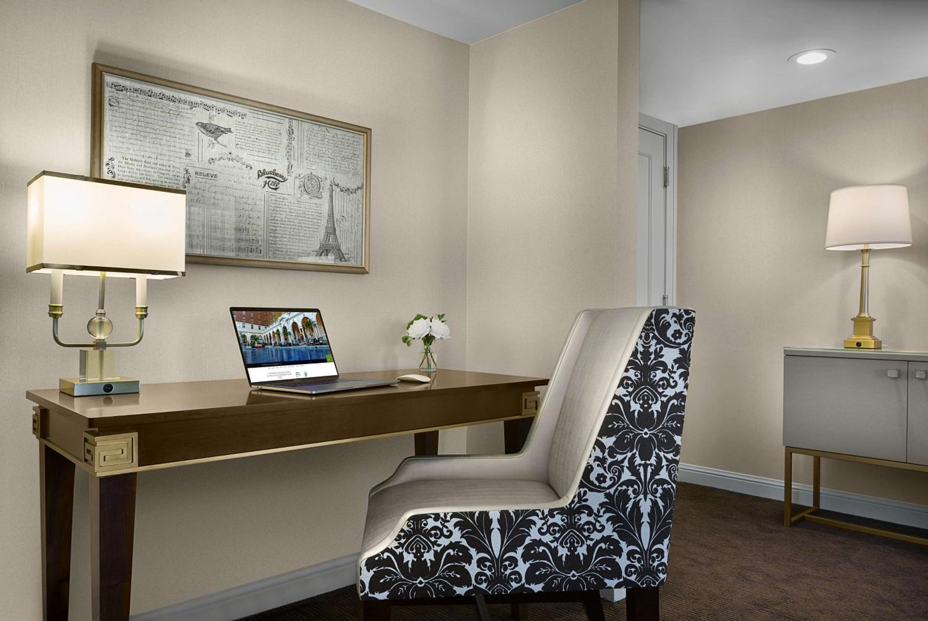Chase One Bedroom Suite- Queen - Photo 4