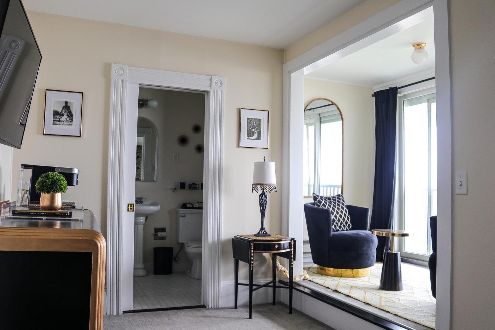 Queen Room with Balcony photo 1
