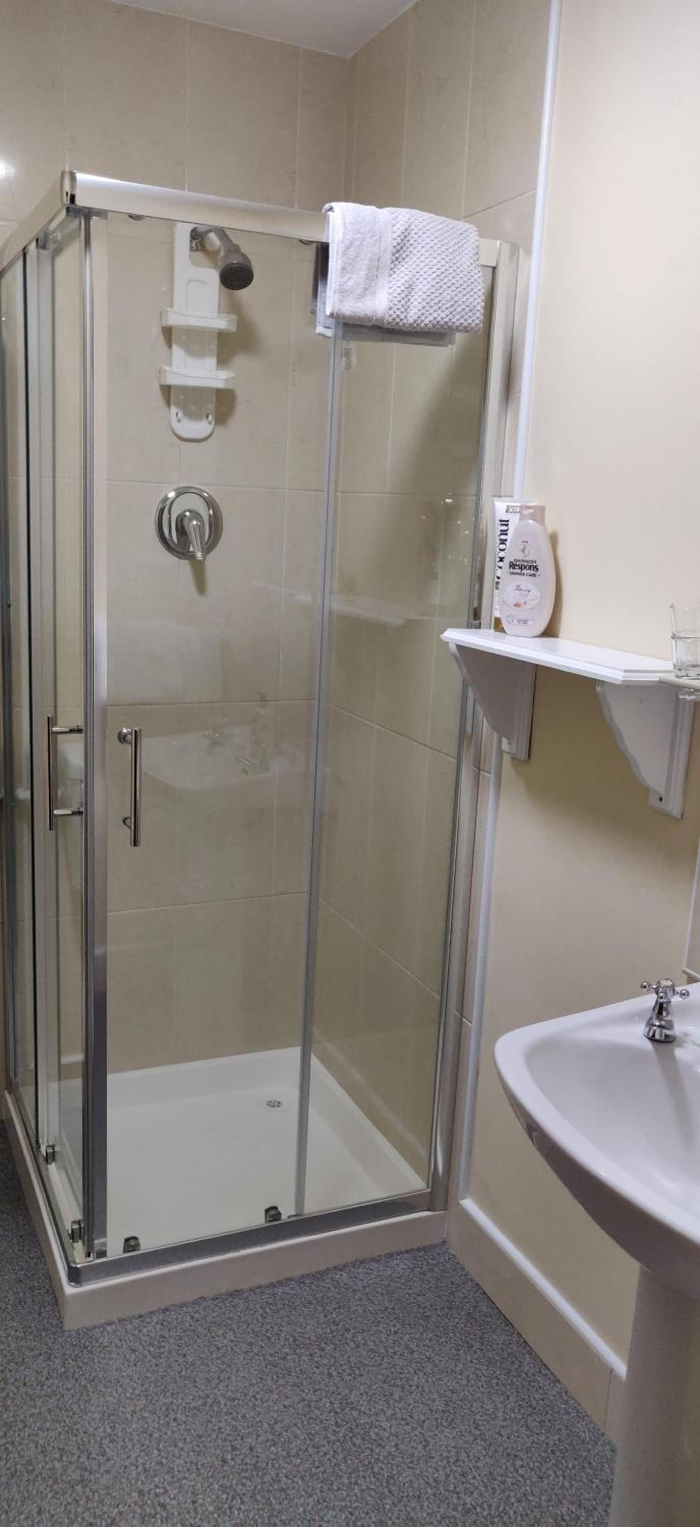 Double Room with Private Bathroom - Photo 2