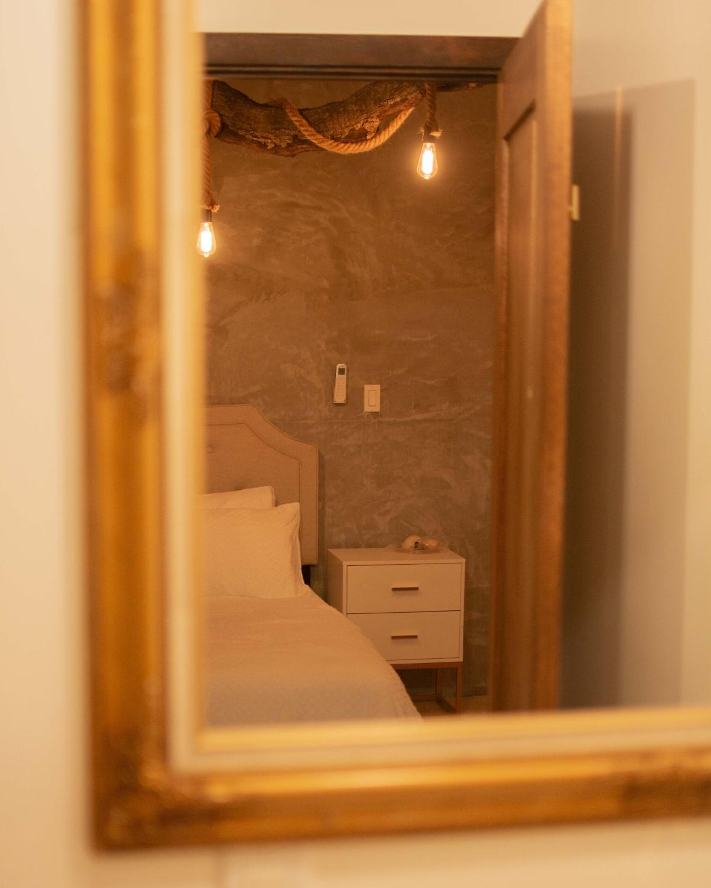 King Room with Balcony - Photo 8