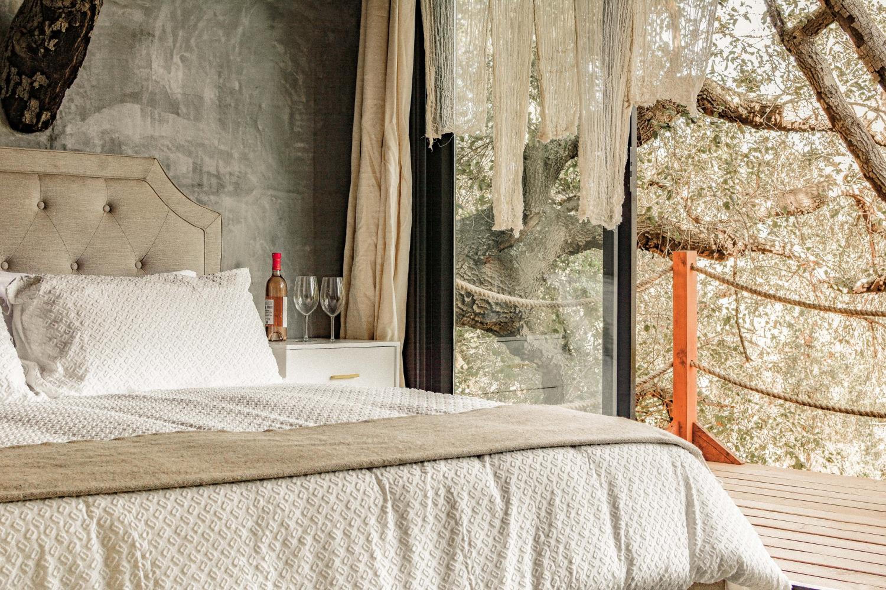 King Room with Balcony - Photo 4