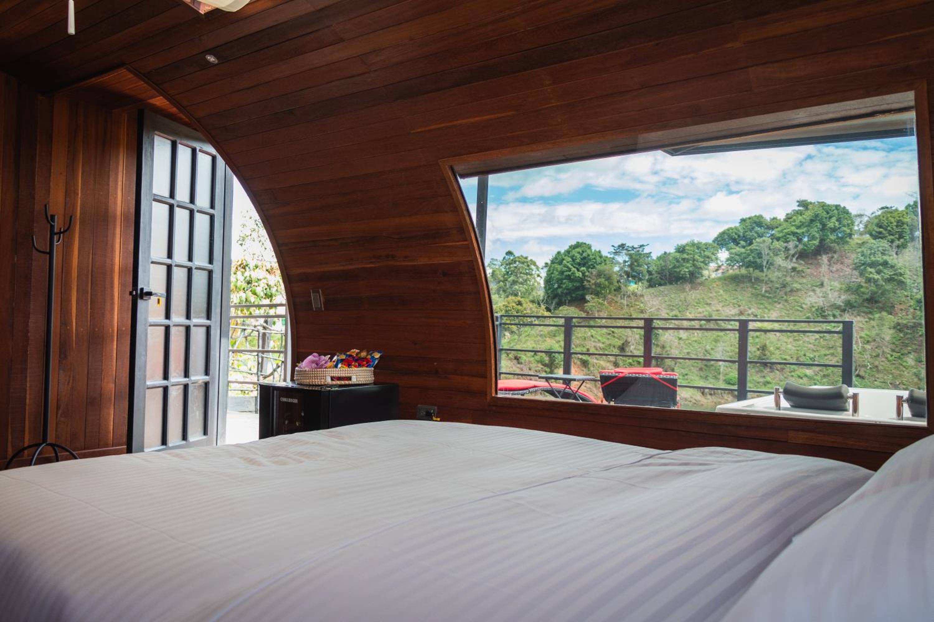 Suite with Hot Tub photo 1
