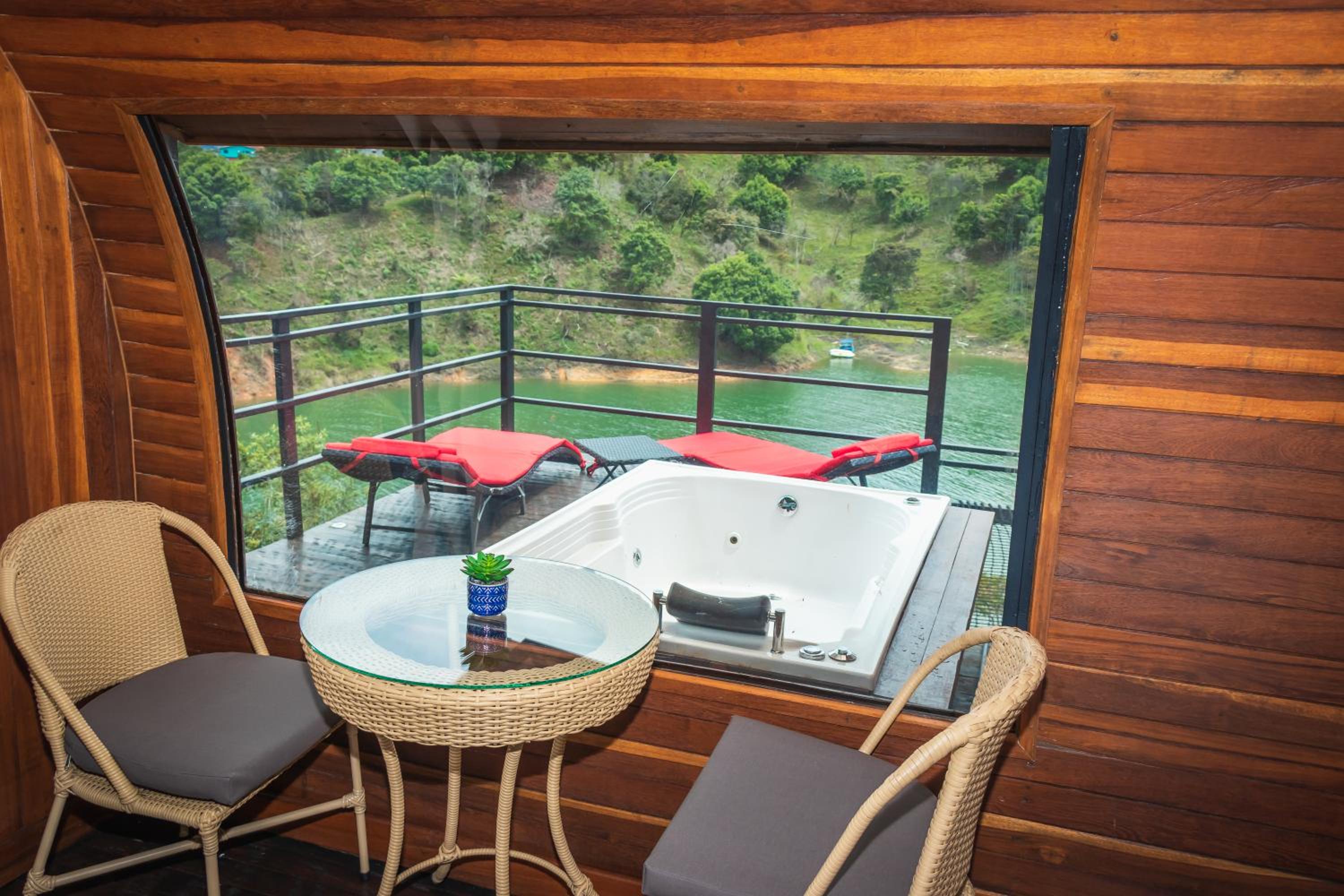 Suite with Hot Tub photo 2