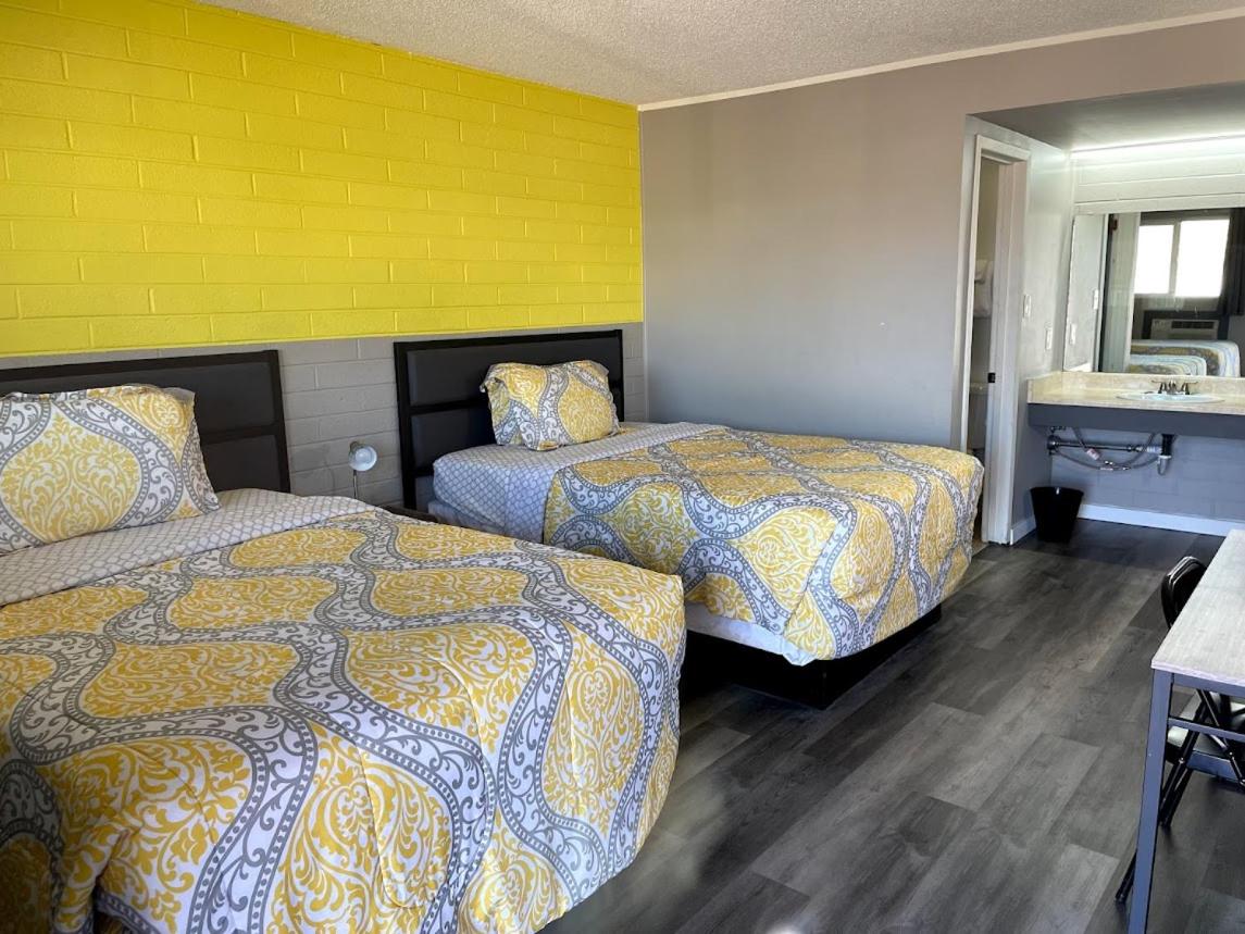 Queen Room with Two Queen Beds - Non-Smoking photo 2