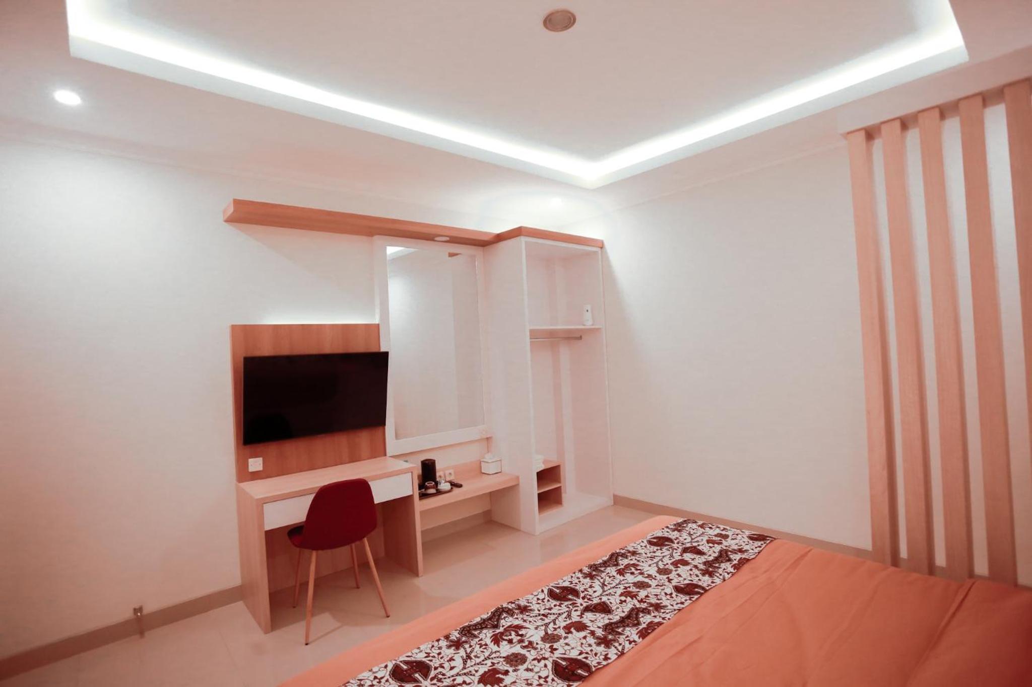 Deluxe King Room - Photo 8