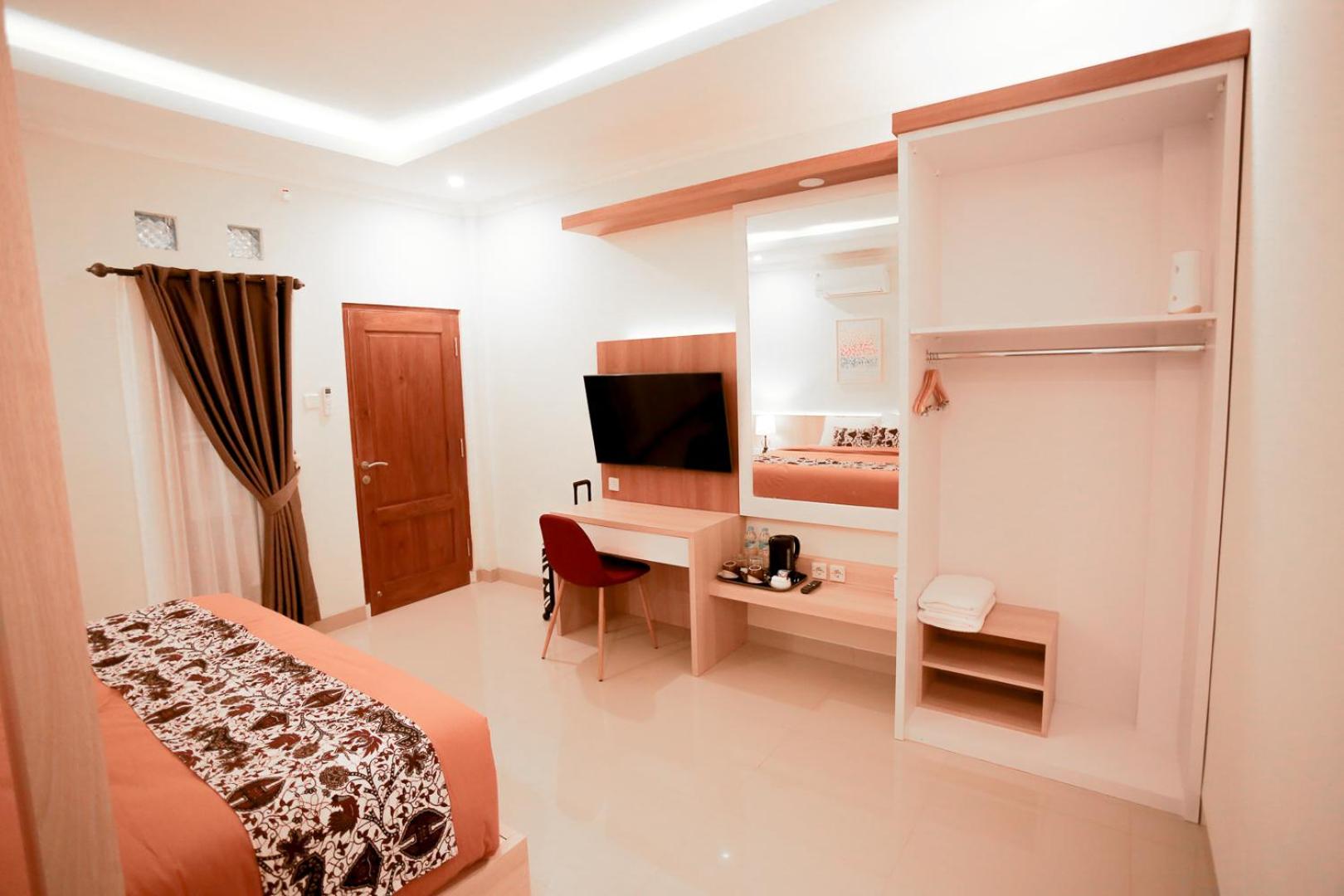 Deluxe King Room - Photo 9