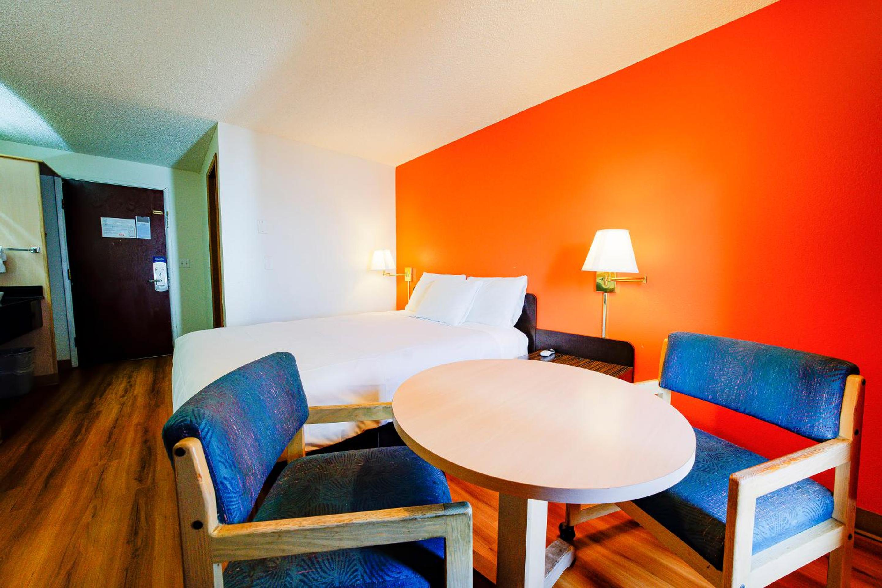 Queen Room - Photo 24