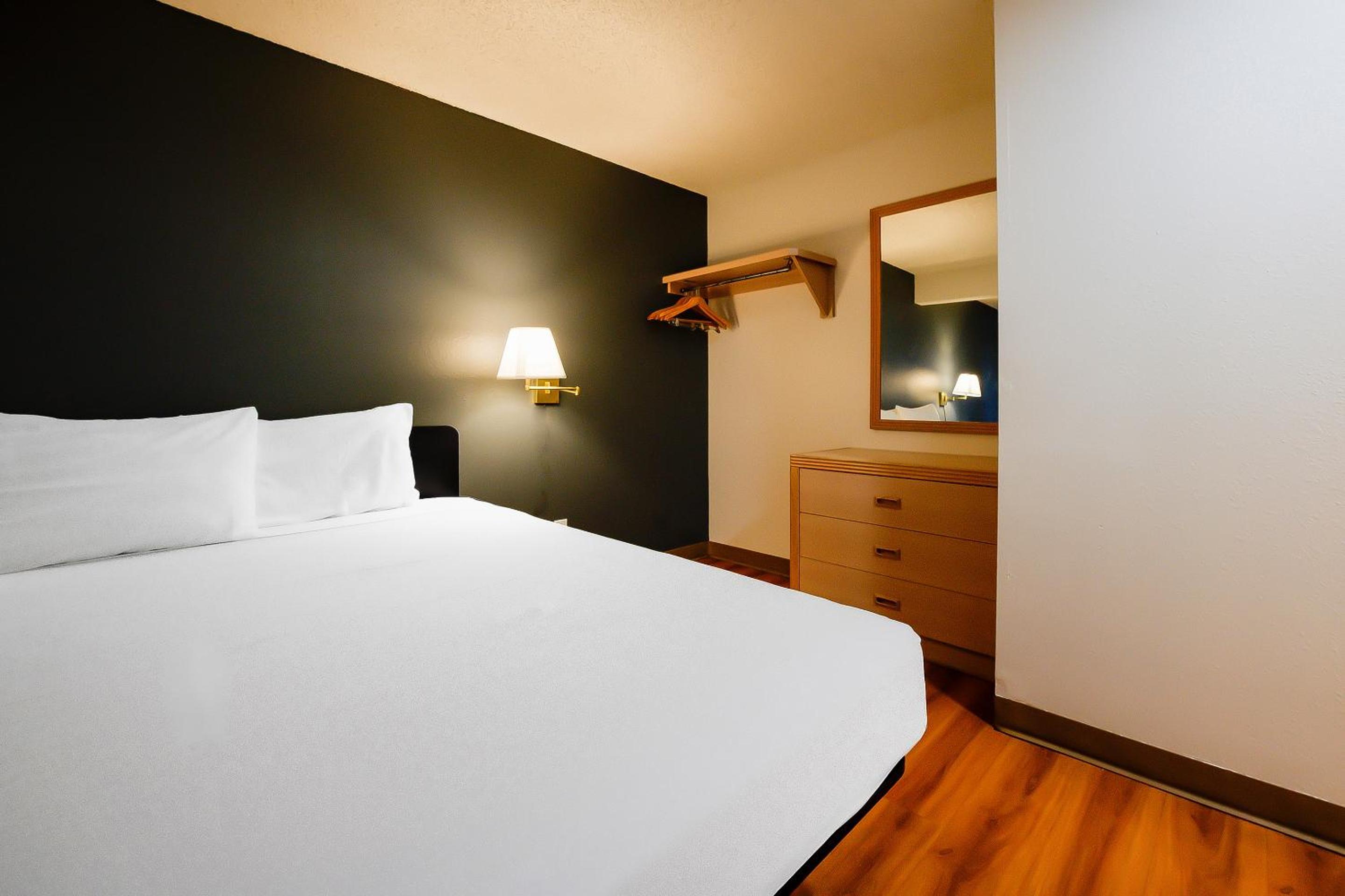 Premium King Bed with Kitchenette - Photo 7