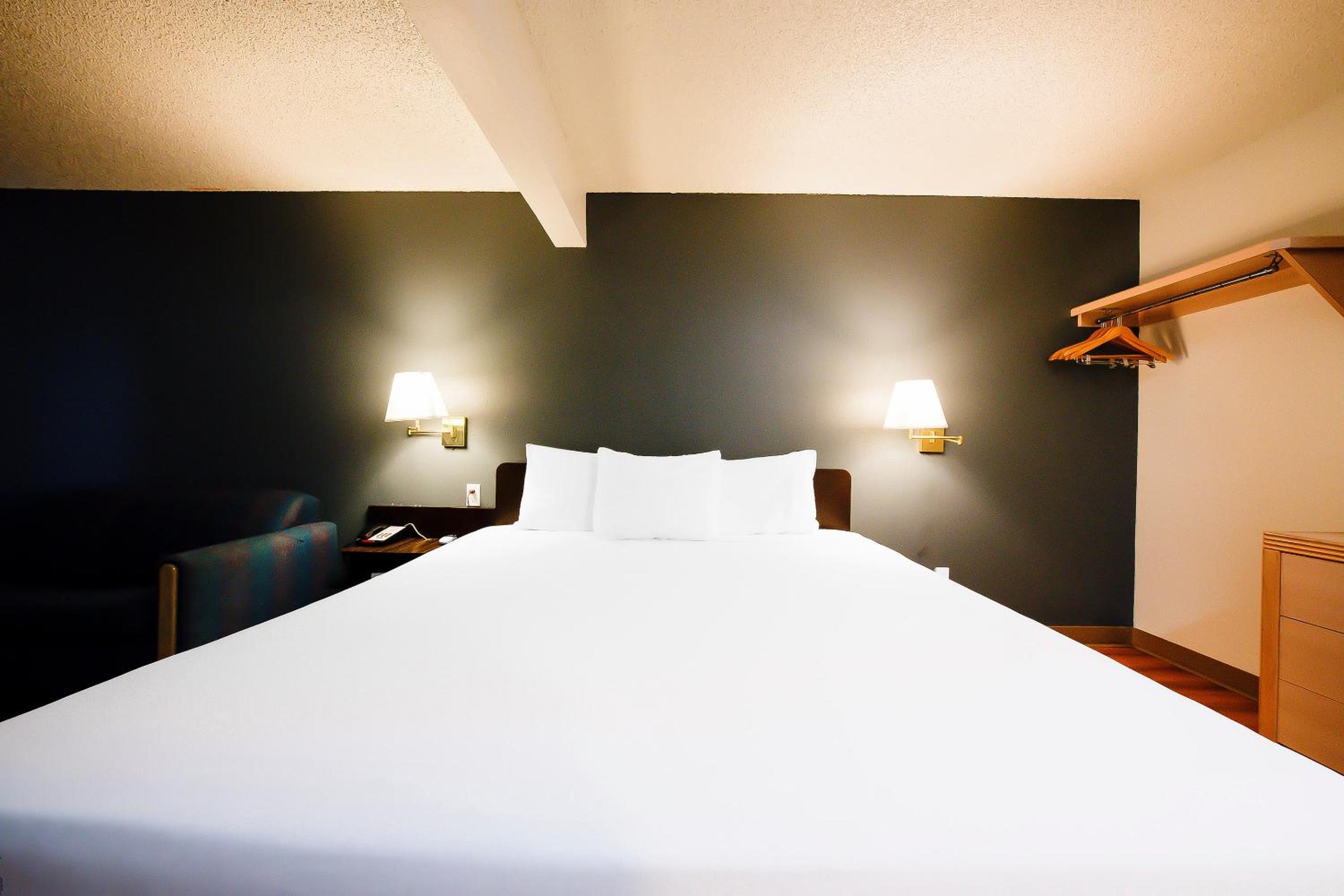 Premium King Bed with Kitchenette - Photo 11