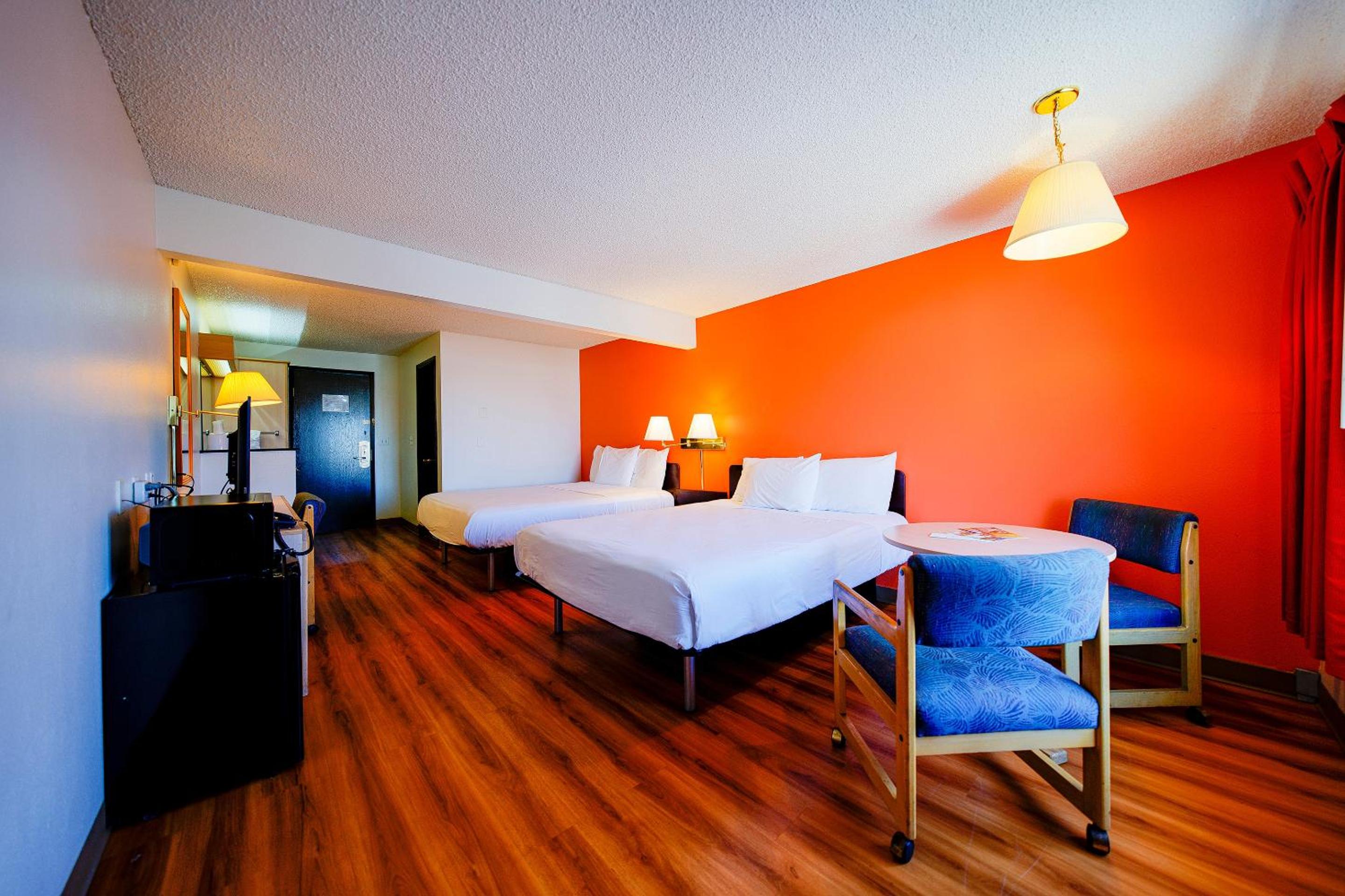 Queen Room with Two Queen Beds - Photo 3