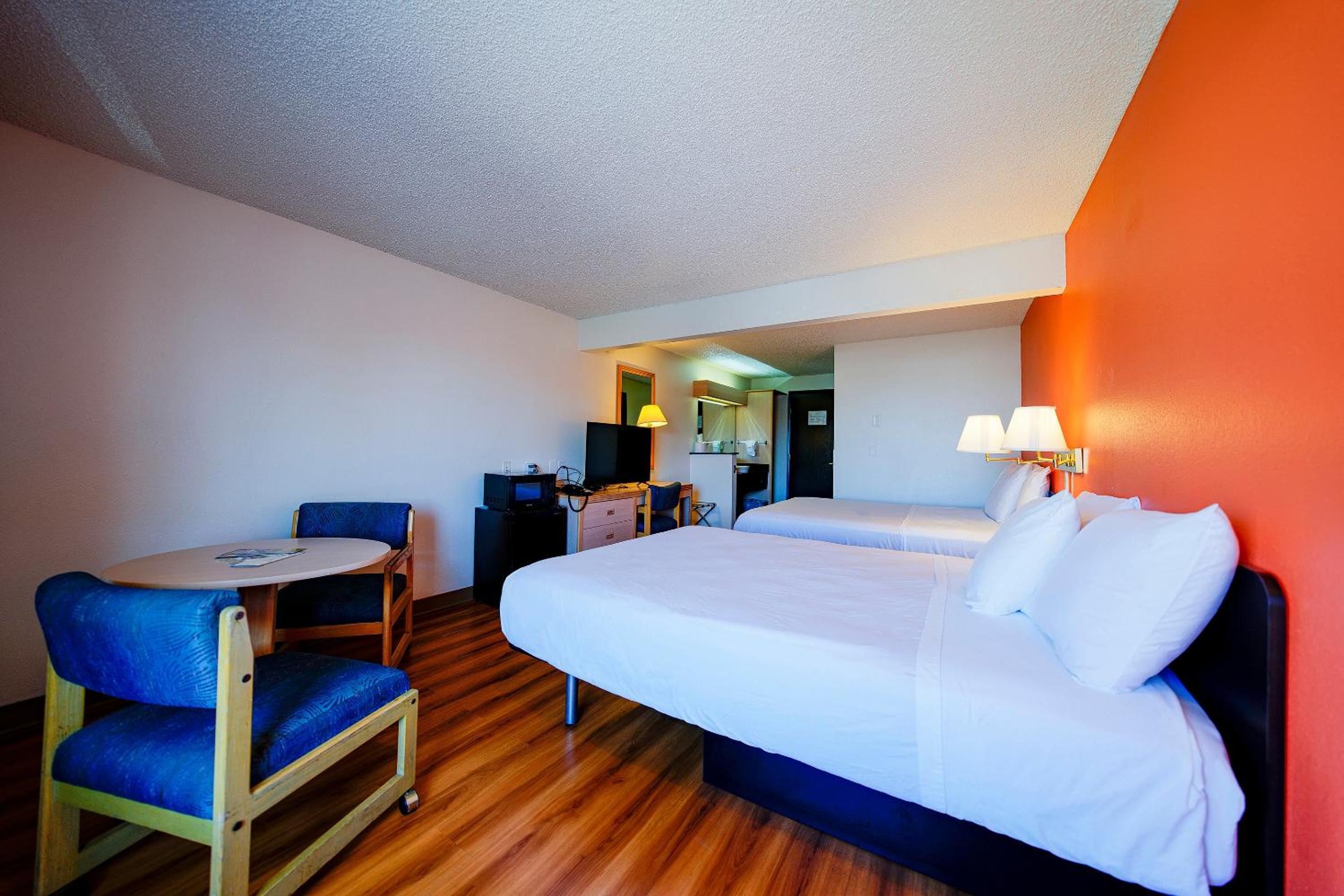 Queen Room with Two Queen Beds - Photo 4