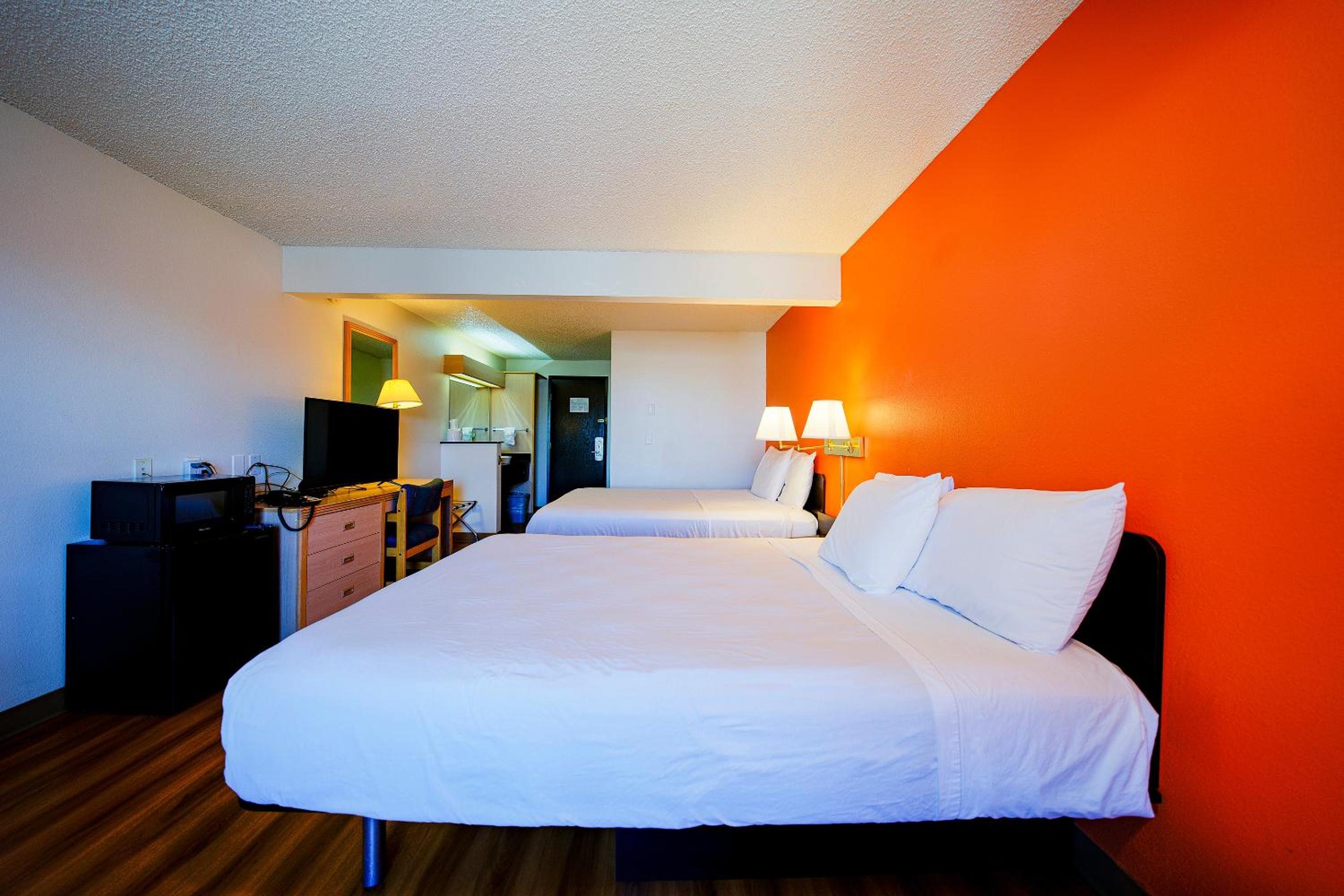 Queen Room with Two Queen Beds - Photo 5