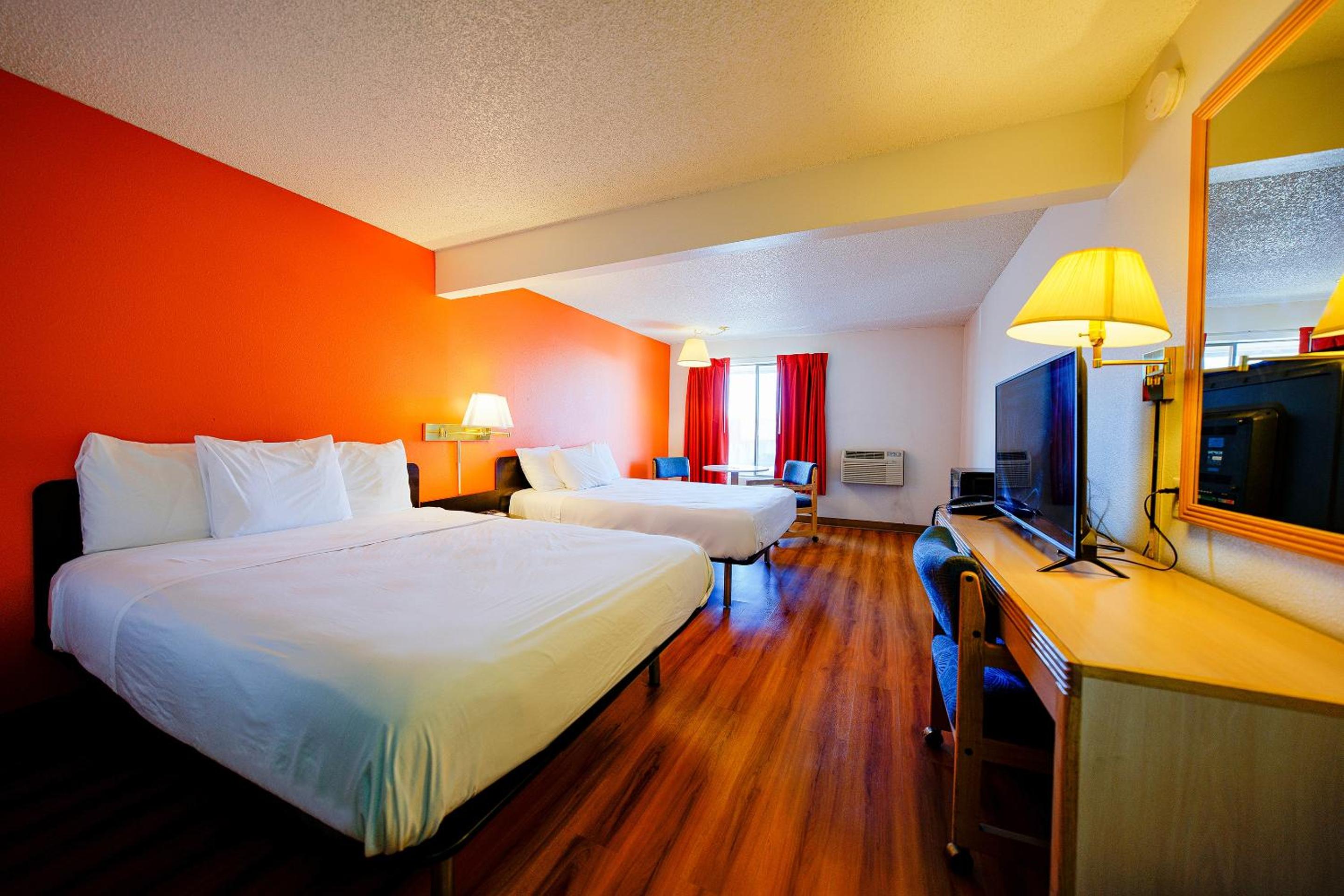 Queen Room with Two Queen Beds - Photo 2