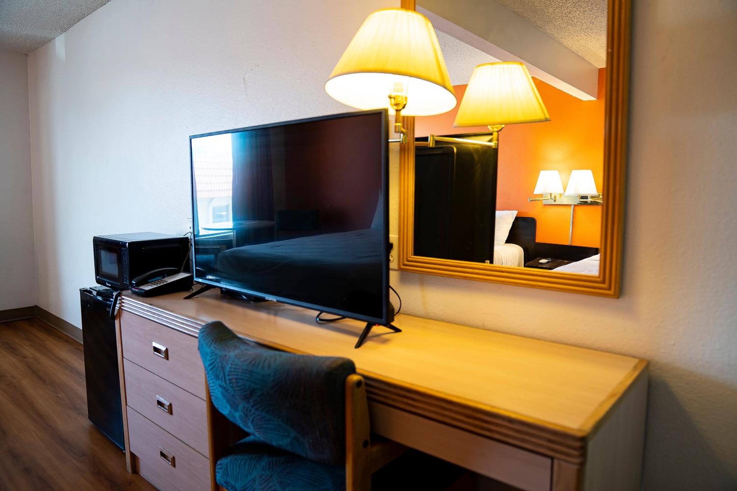 Queen Room with Two Queen Beds - Photo 11