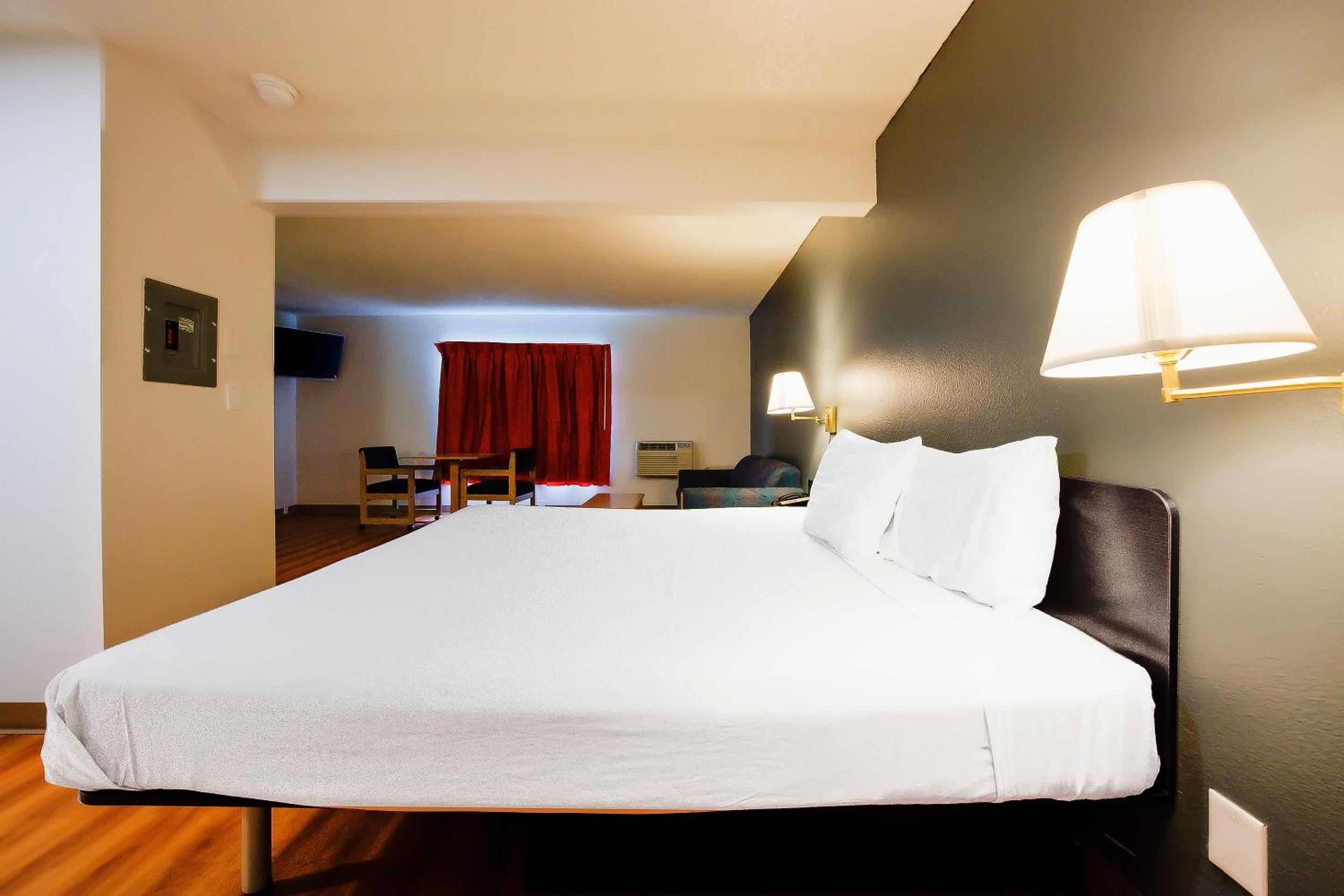 Premium King Bed with Kitchenette - Photo 19