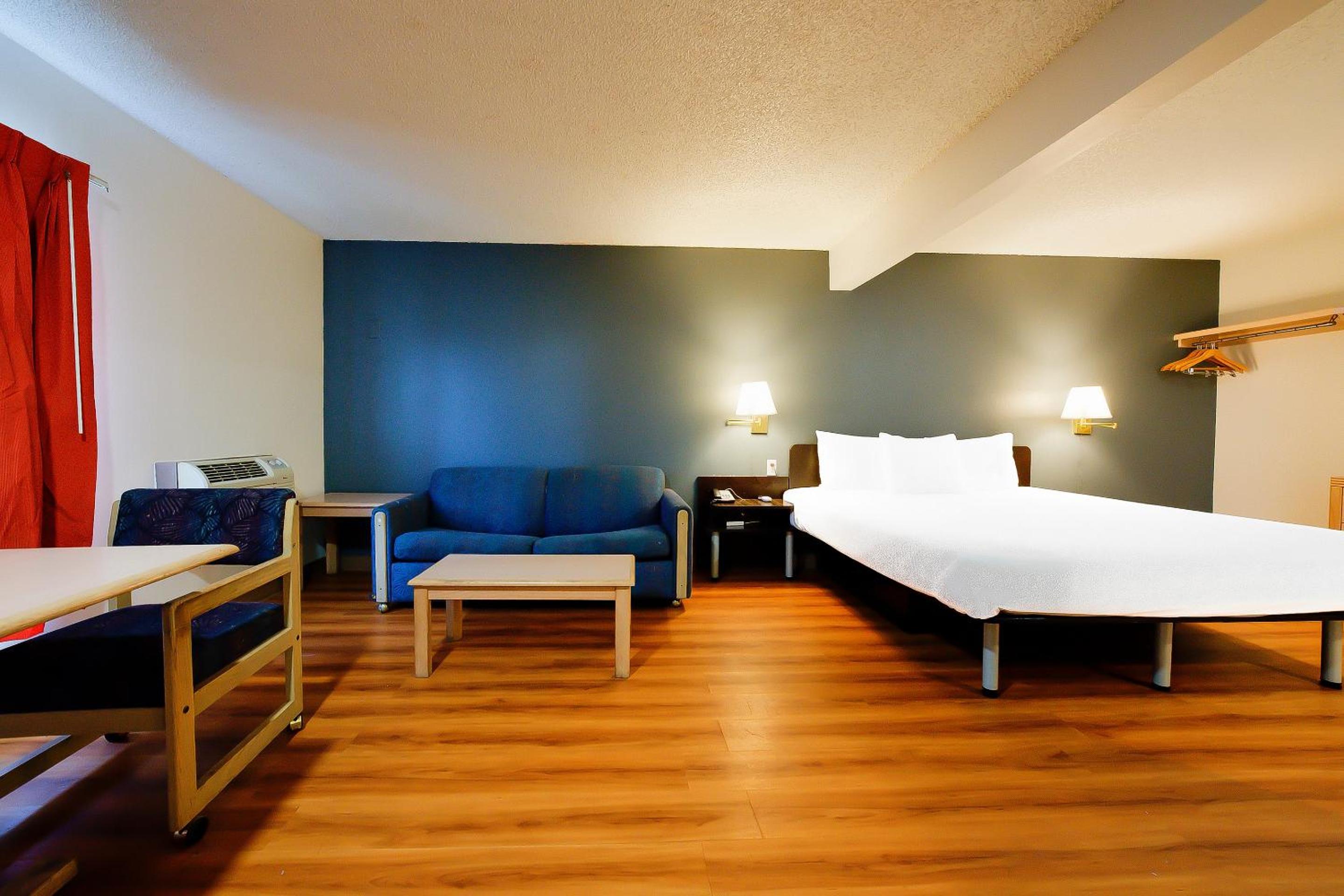 Premium King Bed with Kitchenette - Photo 10