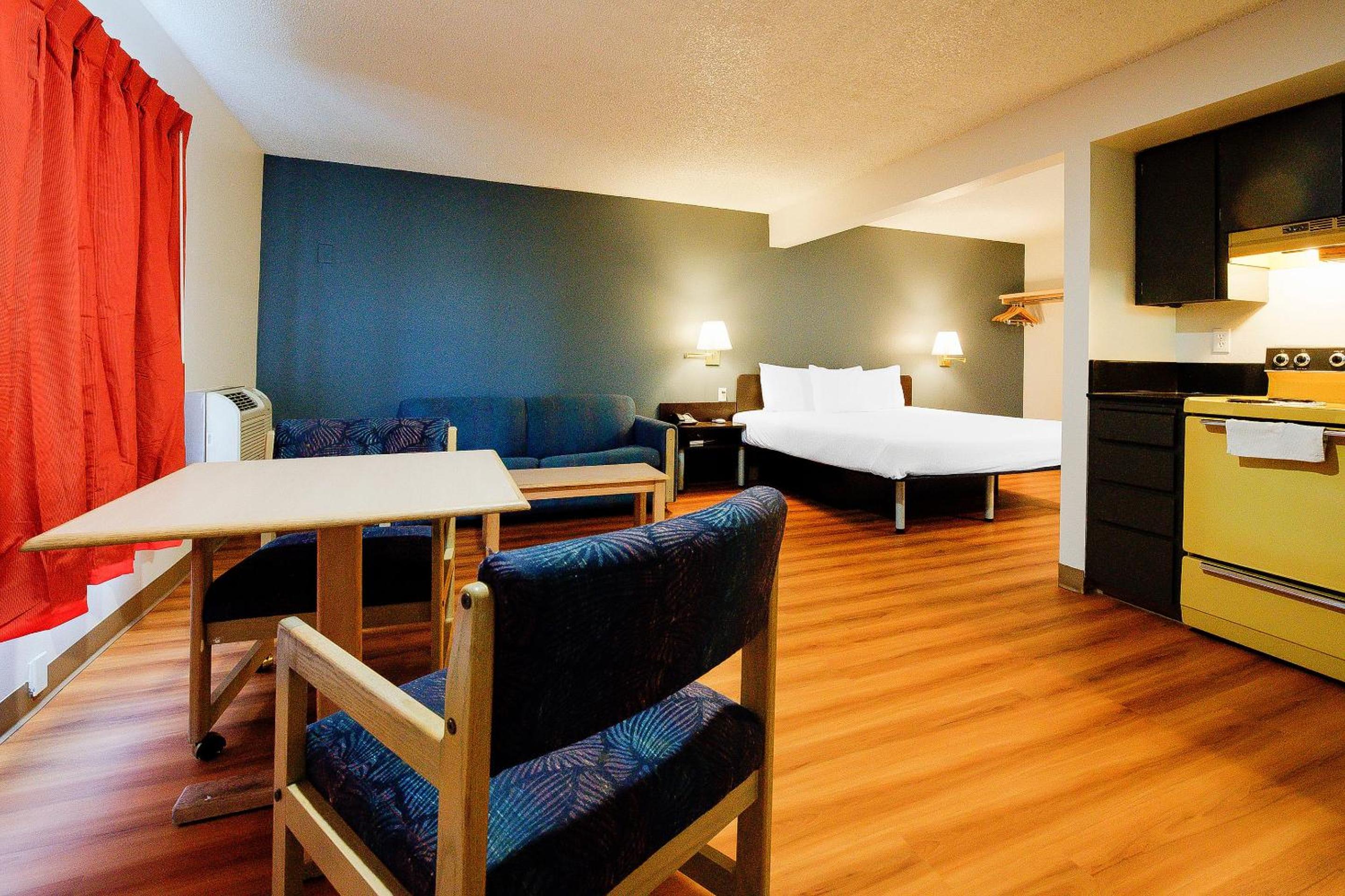 Premium King Bed with Kitchenette - Photo 9