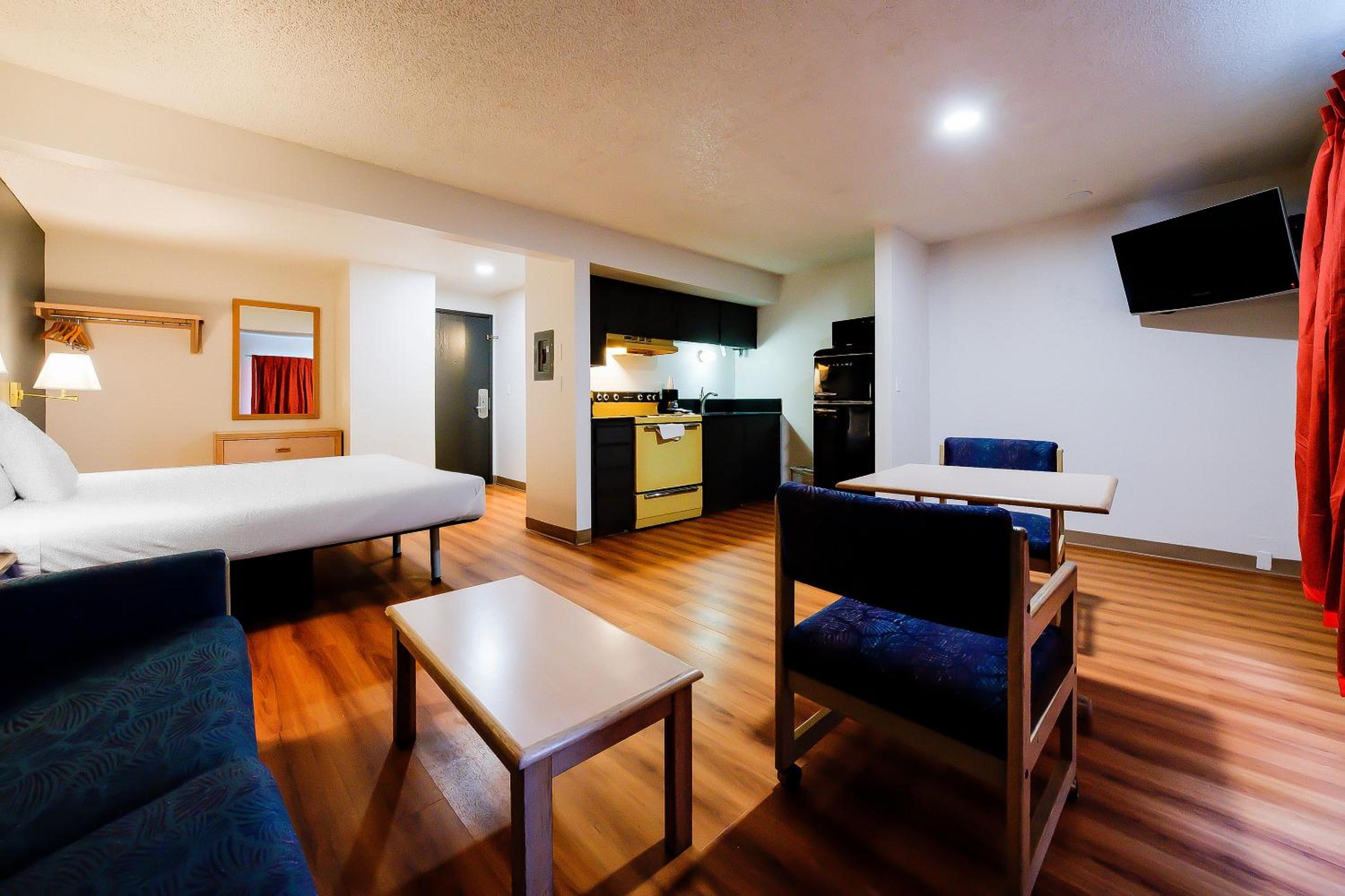 Premium King Bed with Kitchenette - Photo 6
