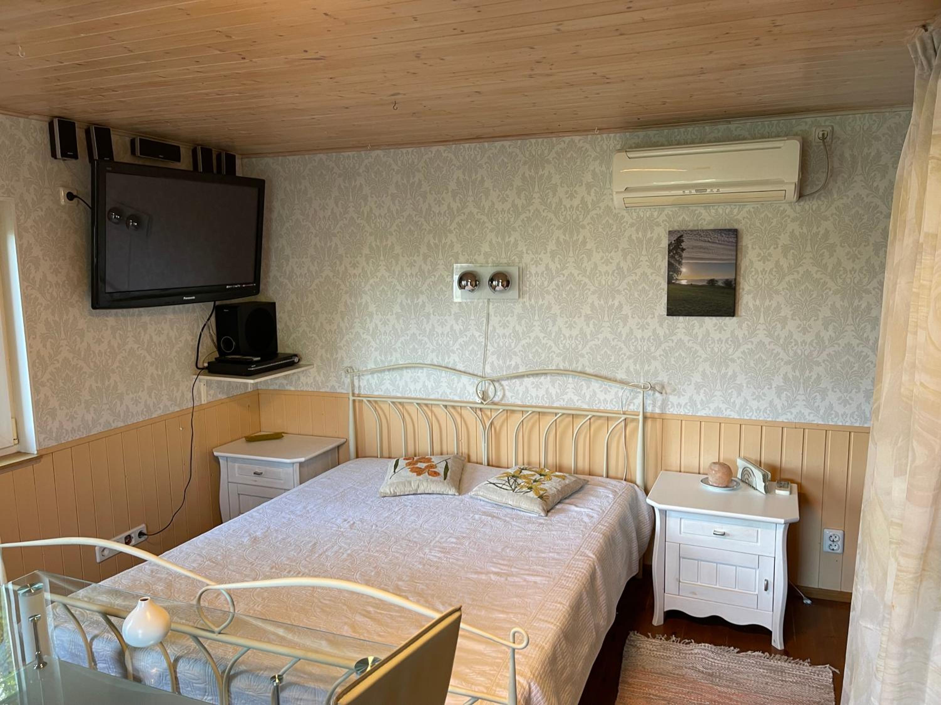 One-Bedroom House photo 1