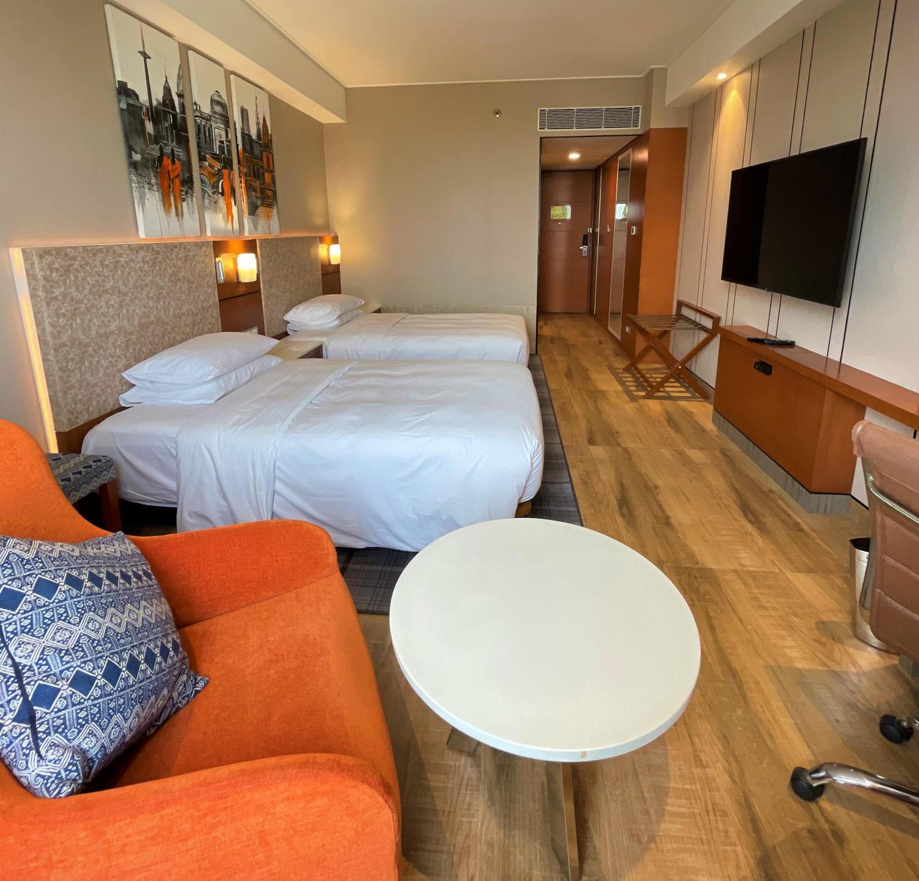 Twin Room with Pool View - Photo 6