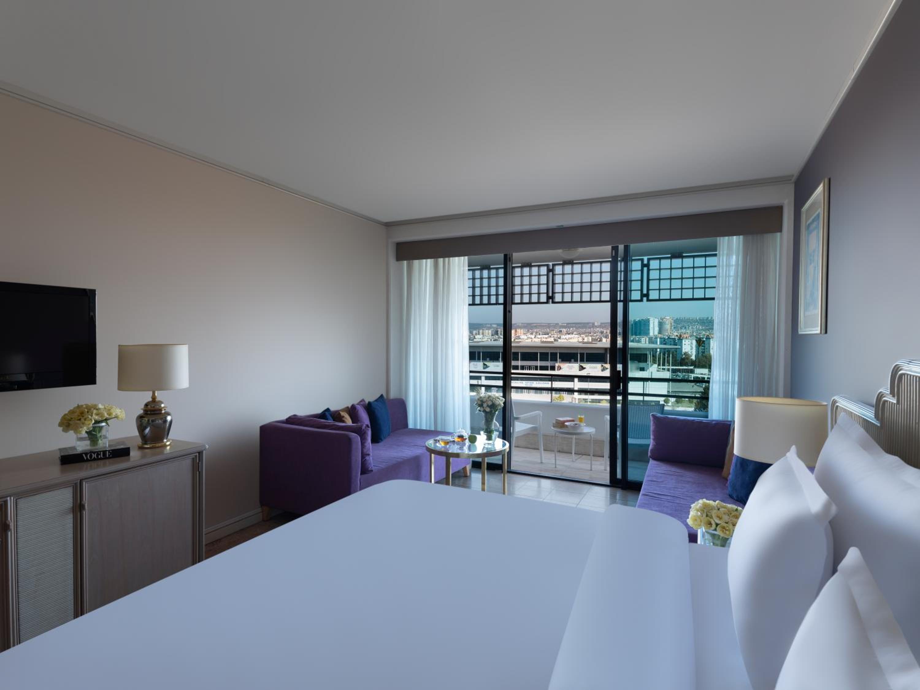 Comfort Twin Room with Two Sofa Beds and City View photo 2