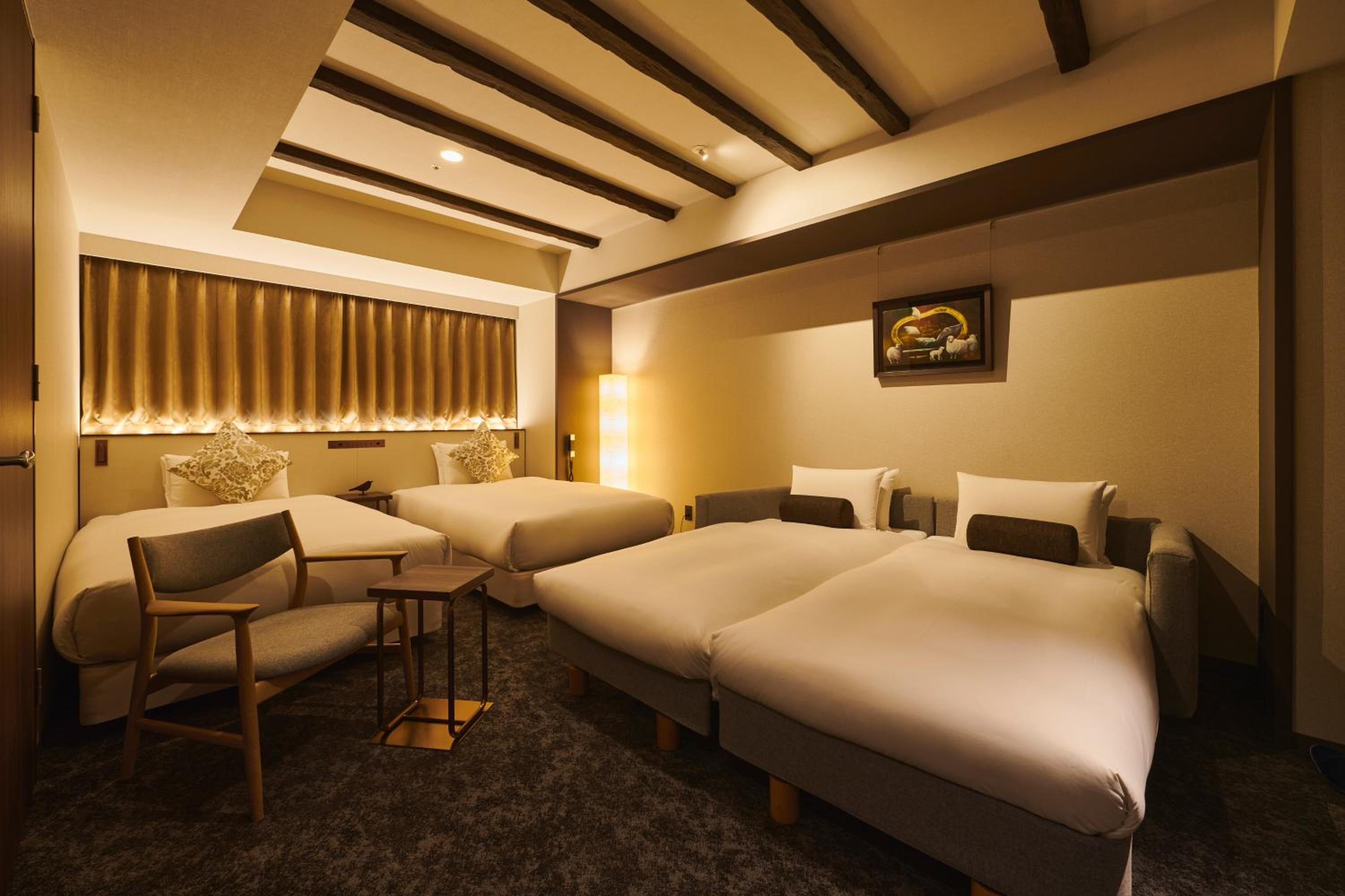Deluxe Twin Room (2 Beds + Sofa Bed) - Photo 3