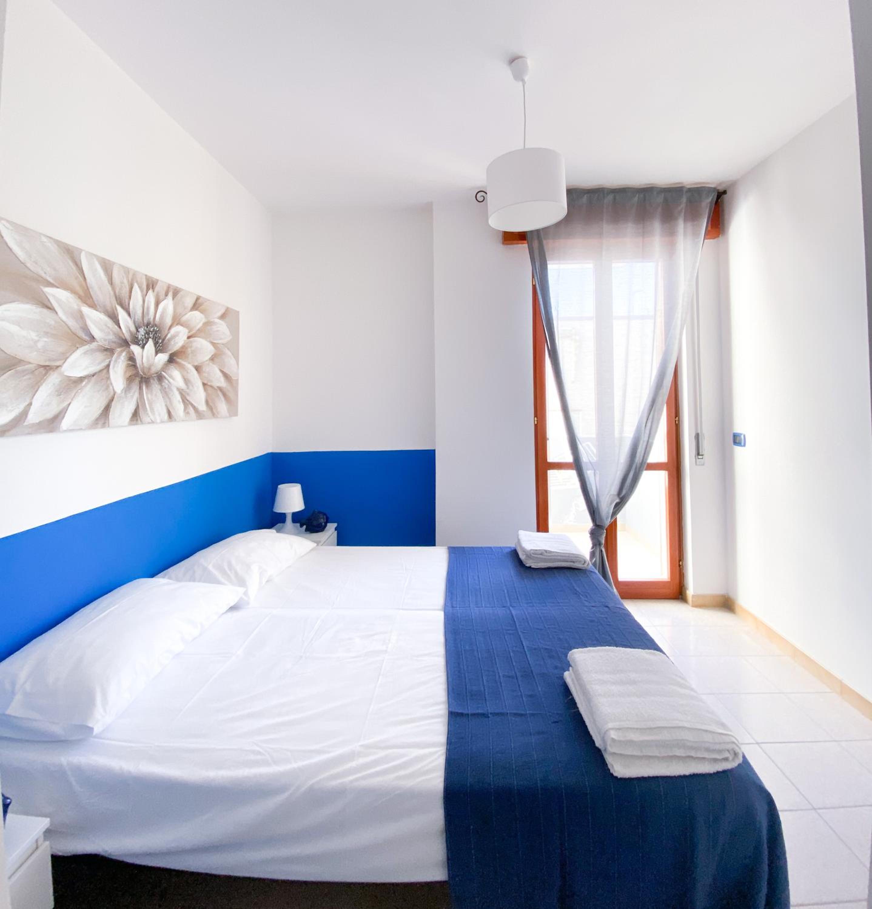 One-Bedroom Apartment - Photo 2