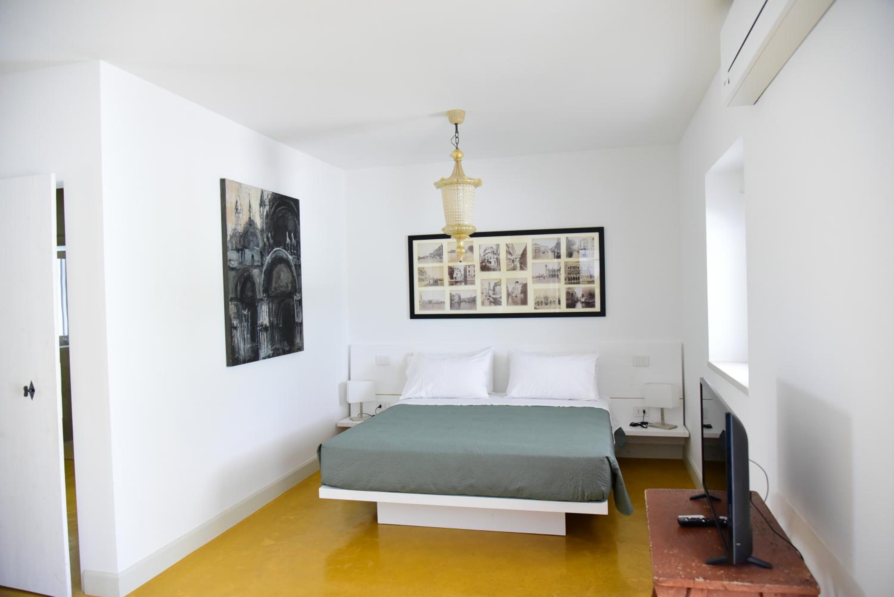 Suite - Photo 1