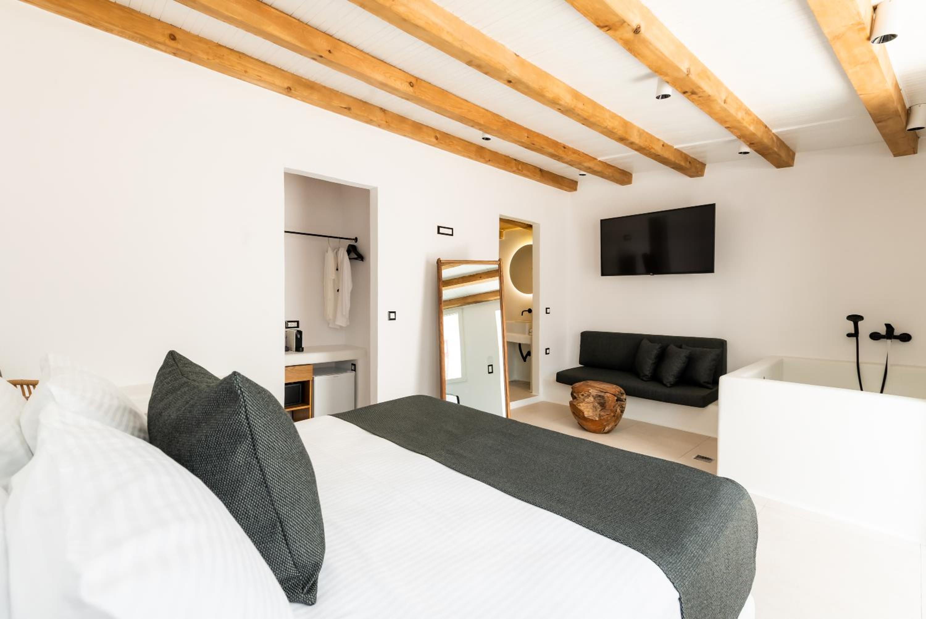 Deluxe Double Room with Balcony photo 1