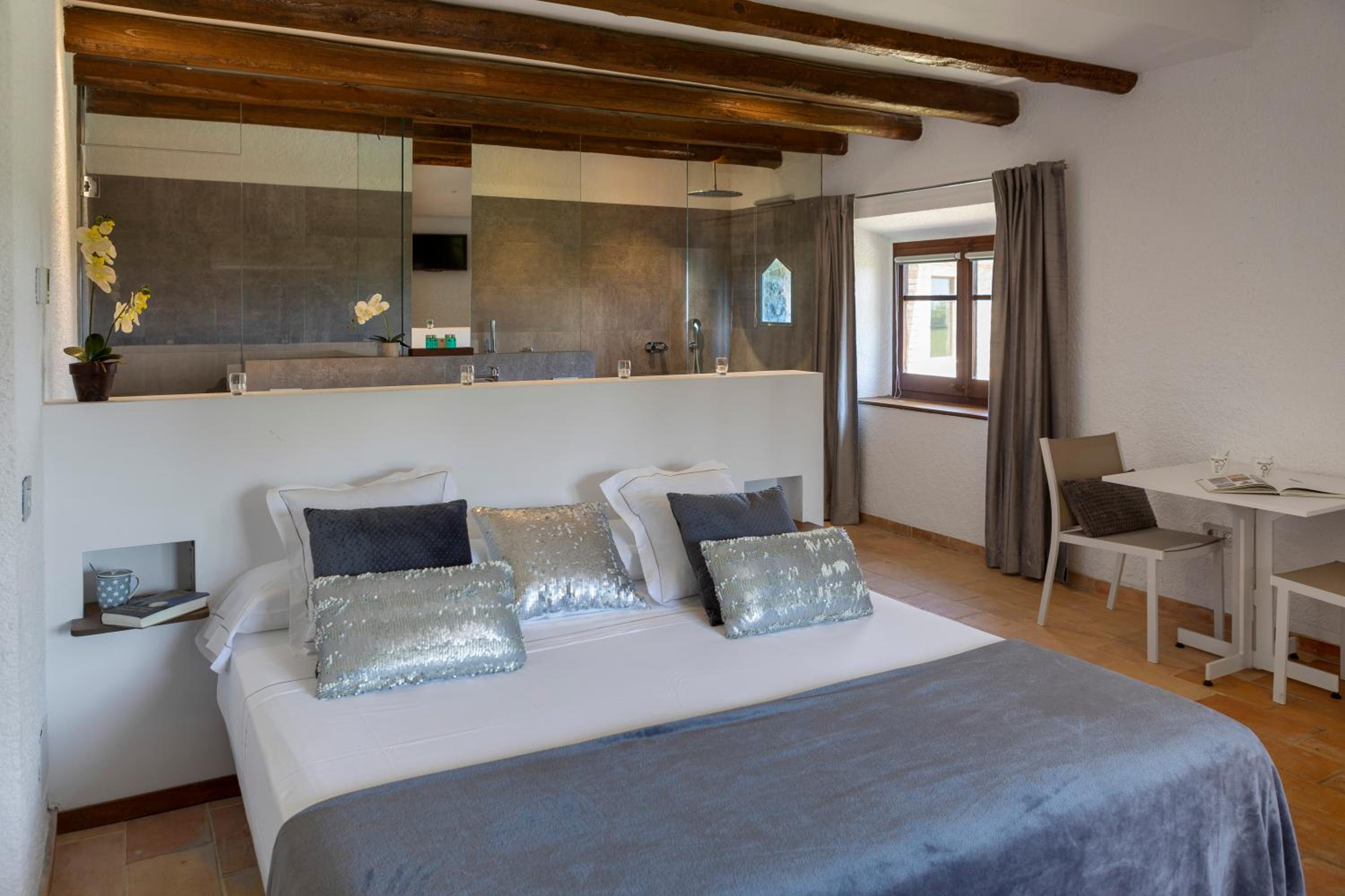 Suite Junior con vista a la piscina