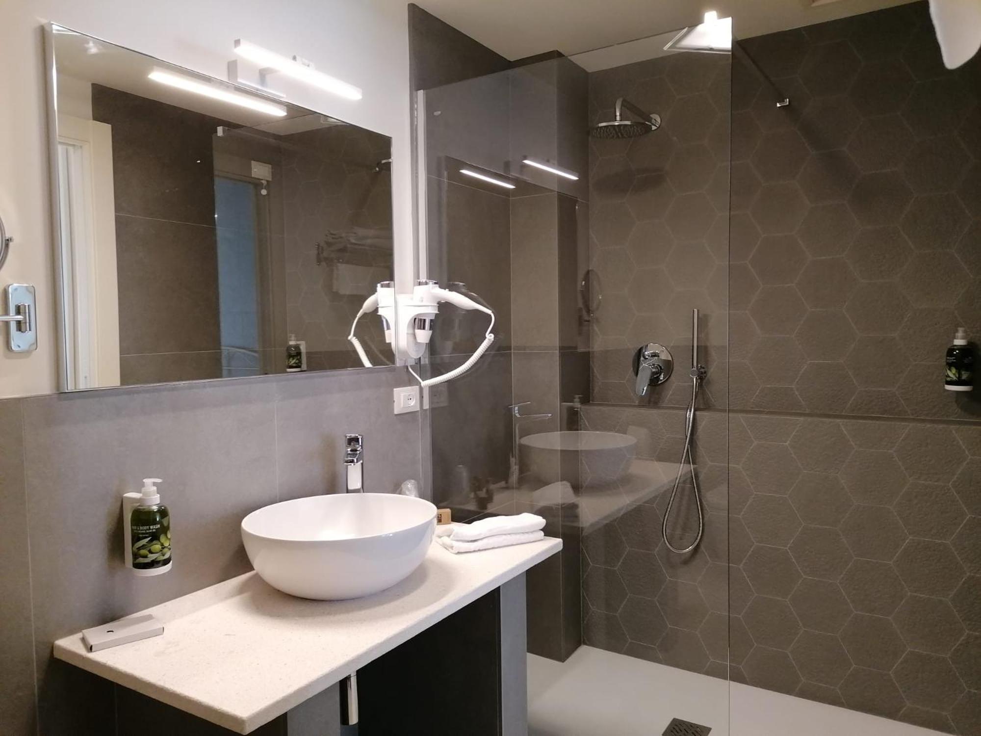 Deluxe Quadruple Room - Photo 3