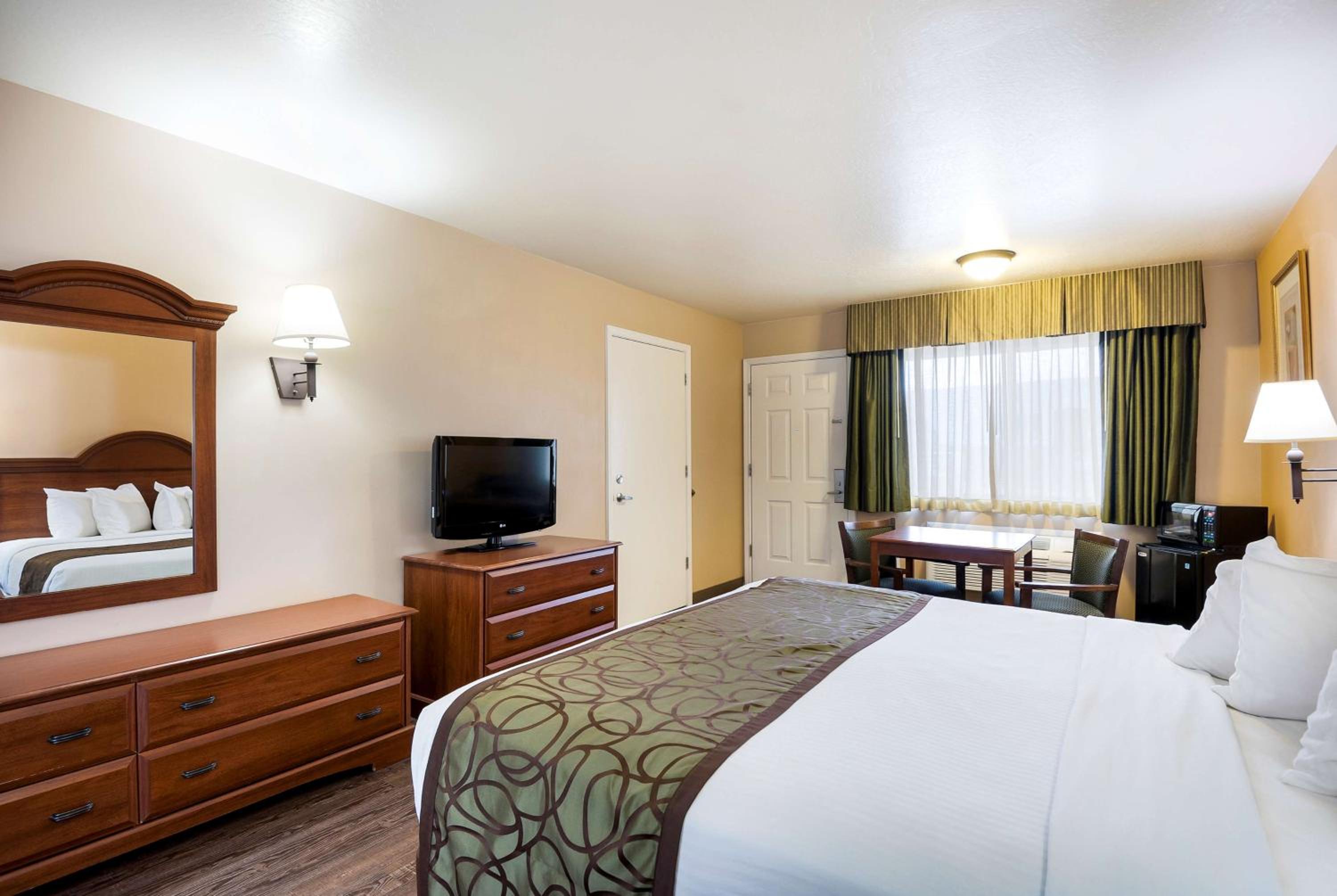Deluxe King Room - Non-Smoking - Photo 2