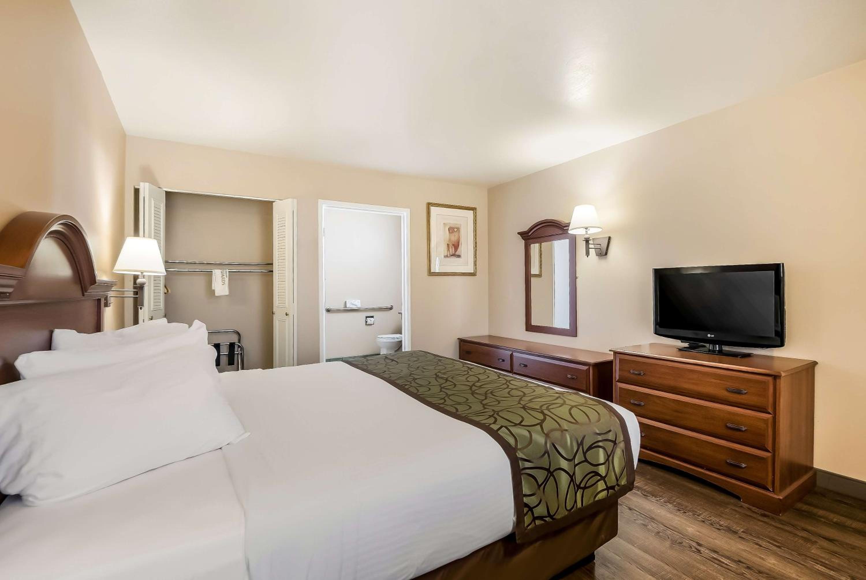 Queen Room - Non-Smoking - Photo 4
