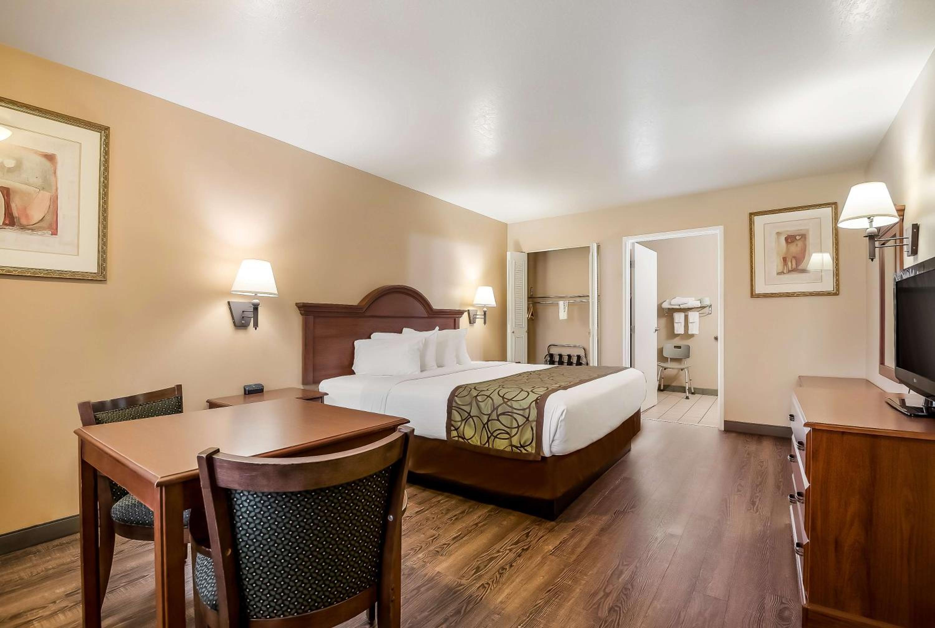 Deluxe King Room - Non-Smoking - Photo 4