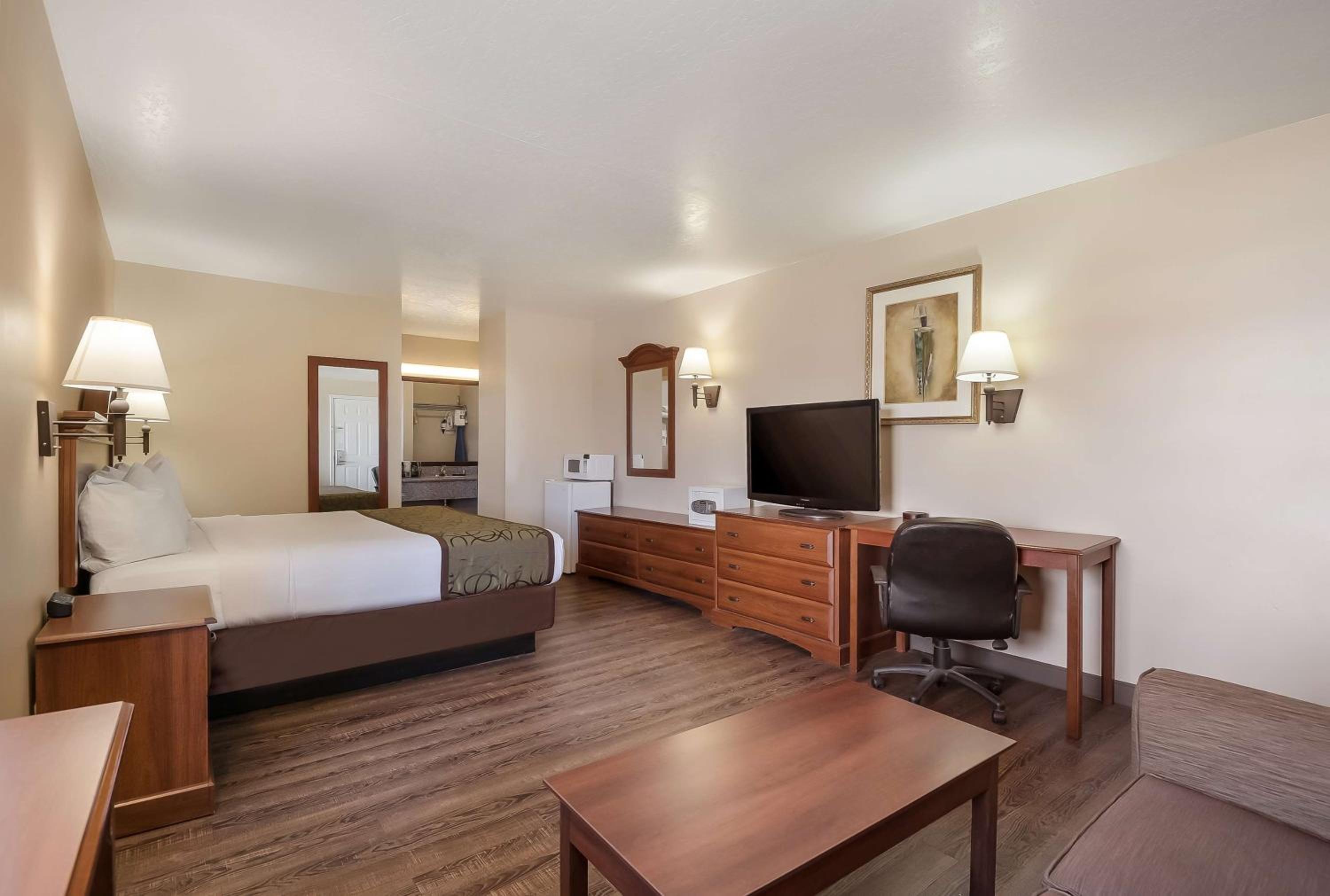 King Suite - Non-Smoking - Photo 2