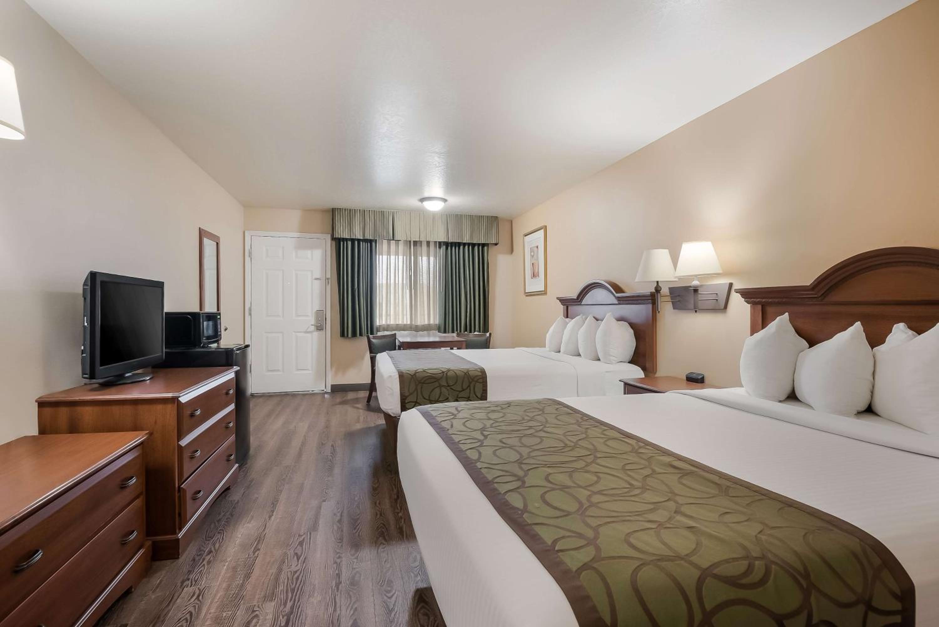Deluxe Queen Room with Two Queen Beds - Non-Smoking - Photo 1