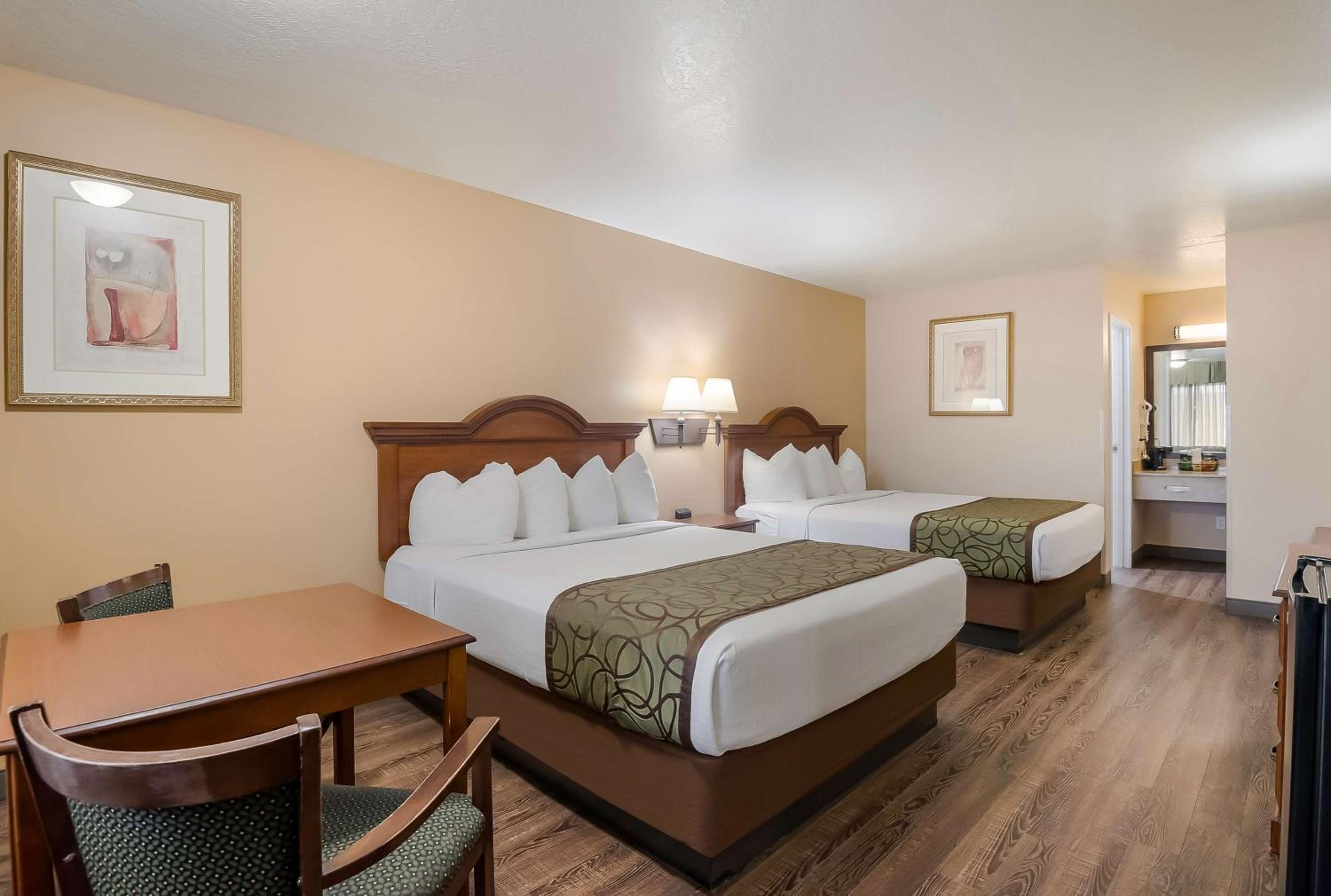 Deluxe Queen Room with Two Queen Beds - Non-Smoking - Photo 2