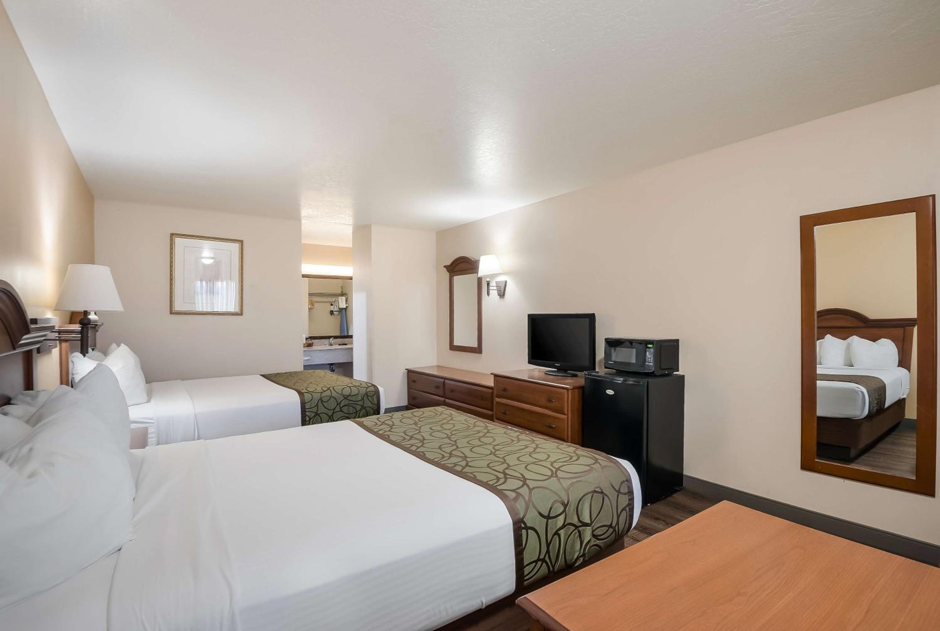 Deluxe Queen Room with Two Queen Beds - Non-Smoking - Photo 4