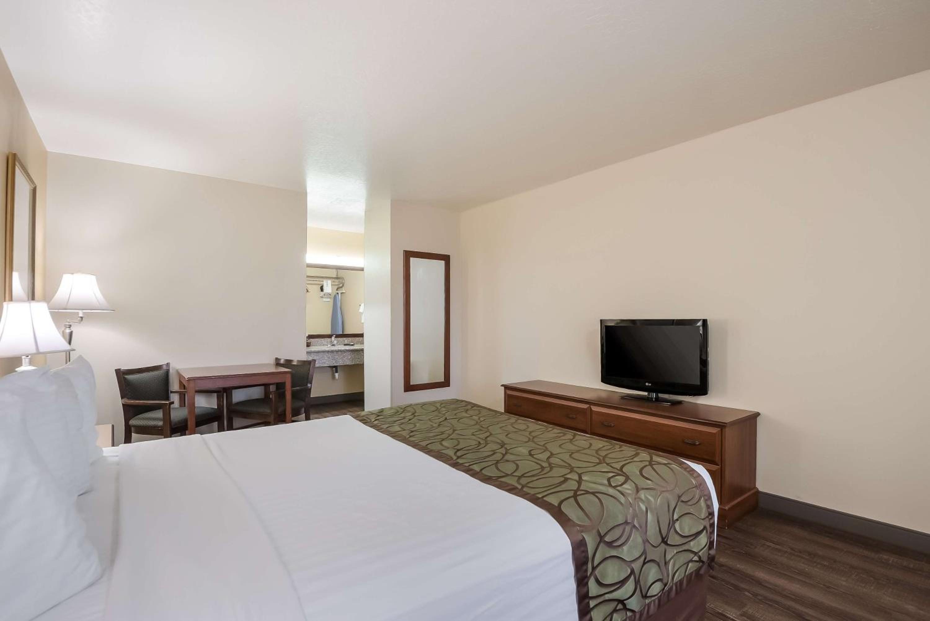 Queen Room - Non-Smoking - Photo 1